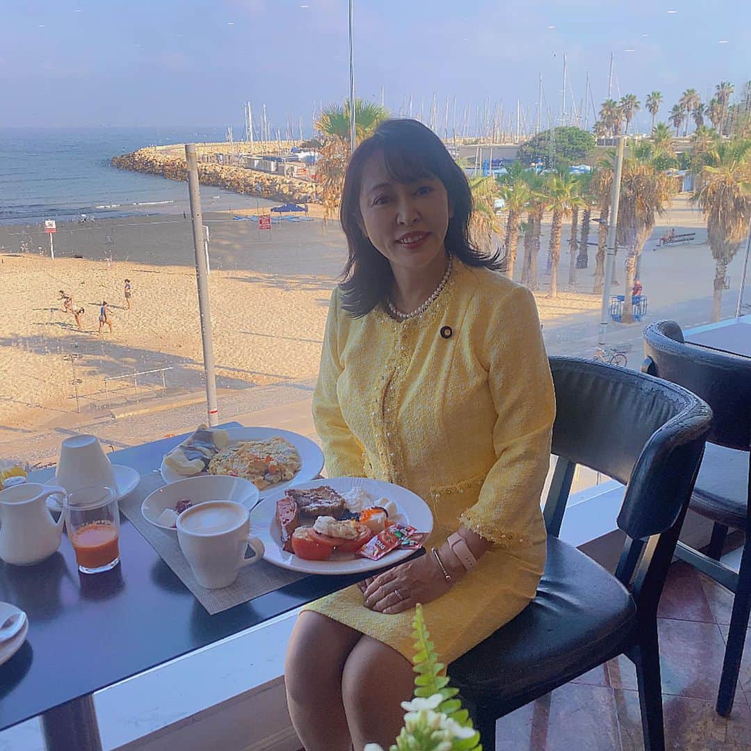 森まさこのインスタグラム：「朝食を食べて8時半出発。今日は最高気温34度。あらゆるところで地下鉄や電車、マンションの工事中。経済成長の勢いを感じます。1人あたりGDPは日本を抜きました。出生率は3以上で、人口も増加中。セブンイレブンが最近進出したそうで、街で見かけました！(写真下)」