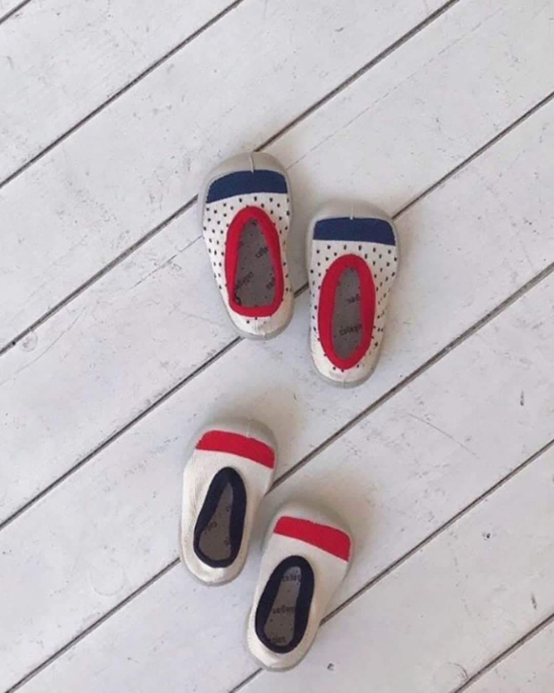 コレジアンのインスタグラム：「The Whole family can wear our ballet-flats ! Shop them now and see how comfortable is this pair of espadrilles ! . Toute la famille peut porter les ballerines Collégien ! Découvrez-les maintenant et appréciez le confort de cette paire ! . #collegien #collegien_officiel #madeinfrance #slippers #relax #inspiration #ootd #fashion #style #shoesaddict #shoestagram #ballerina #shoesoftheday #instamum #balletflats #casualstyle #instafashion #balletlovers #trendy #꼴레지앙 #아기신발 #걸음마신발 #여름신발 #봄신발 #コレジアン #キッズファッション #海外子供服 #童裝」