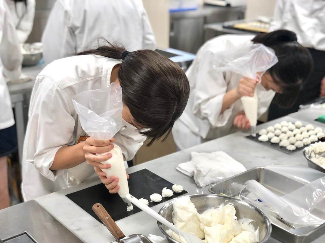 東京ベルエポック製菓調理専門学校さんのインスタグラム写真 - (東京ベルエポック製菓調理専門学校Instagram)「🎂本日の製菓🎂  本日のオープンキャンパスは技術講習会でした！ クリーム絞り、パイピング、 皆さんミルミル上達していますね✨️ この調子で引き続き頑張りましょう💪 お家ではマヨネーズやハンドクリームを使って ぜひ練習してみてくださいね😳😆🤭  #東京ベルエポック製菓調理専門学校 #パティシエ #パティシエ科 #実習 #洋菓子 #製菓 #お菓子  #授業 #パティシエの卵 #パティシエカメラ部 #実習授業 #専門学校 #専門学生 #製菓専門学校  #お菓子作り好きな人と繋がりたい #東京 #江戸川区 #西葛西」7月23日 17時01分 - belleseika