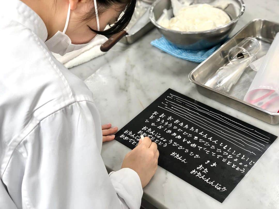 東京ベルエポック製菓調理専門学校さんのインスタグラム写真 - (東京ベルエポック製菓調理専門学校Instagram)「🎂本日の製菓🎂  本日のオープンキャンパスは技術講習会でした！ クリーム絞り、パイピング、 皆さんミルミル上達していますね✨️ この調子で引き続き頑張りましょう💪 お家ではマヨネーズやハンドクリームを使って ぜひ練習してみてくださいね😳😆🤭  #東京ベルエポック製菓調理専門学校 #パティシエ #パティシエ科 #実習 #洋菓子 #製菓 #お菓子  #授業 #パティシエの卵 #パティシエカメラ部 #実習授業 #専門学校 #専門学生 #製菓専門学校  #お菓子作り好きな人と繋がりたい #東京 #江戸川区 #西葛西」7月23日 17時01分 - belleseika
