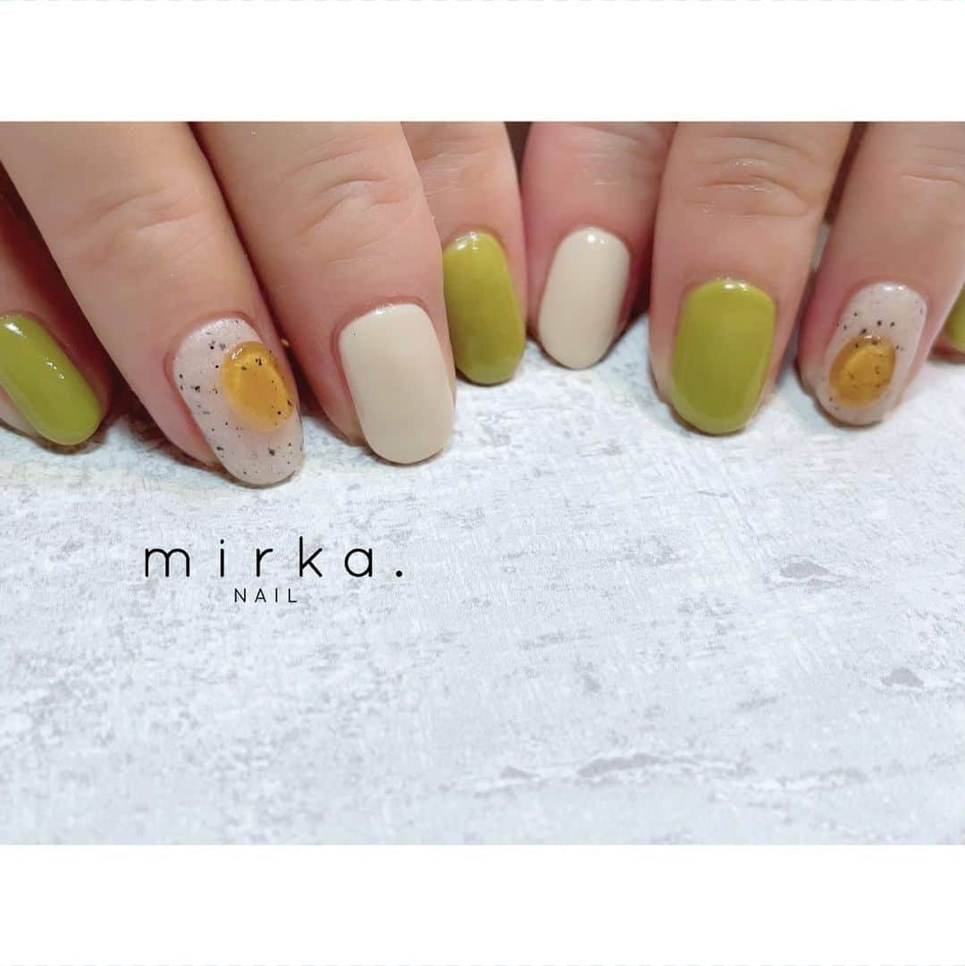 mirka. NAIL(ミルカネイル)のインスタグラム：「⁡ ⁡ 人気のデザイン◌ ⁡  ⁡ ………………………………………………………… ⁡ ご予約、お問い合わせは LINE ID⇒ @mirka.nail (@含む)まで。 ⁡ ご新規様はハイライトの「ご案内」と「ご予約方法」を必ずお読みいただいてからご予約くださいますようお願いいたします。 空き状況や詳細はLINEの投稿からご確認ください。 ⁡ ⁡ ⁡ ⁡ #mirkanail#nails#nail#nailart#naildesign #ショートネイル#ネイルアート#ネイルデザイン#ネイル#大人ネイル#シンプルネイル#オフィスネイル#ニュアンスネイル#ナチュラルネイル#カジュアルネイル#ショートネイルデザイン#美甲#夏ネイル#夏ネイル2023 #プライベートサロン#プライベートネイルサロン#東京ネイルサロン#東京ネイル#江東区ネイルサロン#森下#清澄白河 ⁡」