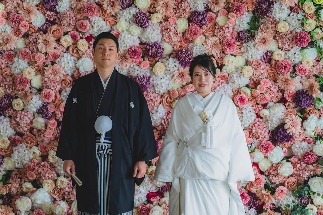 【公式】小さな結婚式さんのインスタグラム写真 - (【公式】小さな結婚式Instagram)「. @petit.wedding をフォローしてね♩ #小さな結婚式 をつけてのお写真投稿も大歓迎です♡ こちらの公式IGでリグラムさせていただきます＊ . 韓国花嫁の間で絶大な人気を誇る フラワーウォール♪  一面お花に囲まれたかのような ロマンティックなフォト撮影が叶います！ . >>#小さな結婚式神戸モザイク店 . ——————— #petitwedding #ラヴィファクトリー #前撮り #結婚式 #プレ花嫁 #卒花 #家族婚 #少人数結婚式 #ウェディング #wedding #bridal #weddingdress #花嫁 #挙式 #結婚式準備 #式場探し #日本中のプレ花嫁さまと繋がりたい #結婚式の思い出に浸る会 #結婚準備 #神戸花嫁 #ウェディングフォト #花嫁コーディネート #韓国花嫁 #韓国ウェディング #フラワーウォール #スタジオ撮影 #結婚式前撮り #白無垢」7月23日 17時05分 - petit.wedding