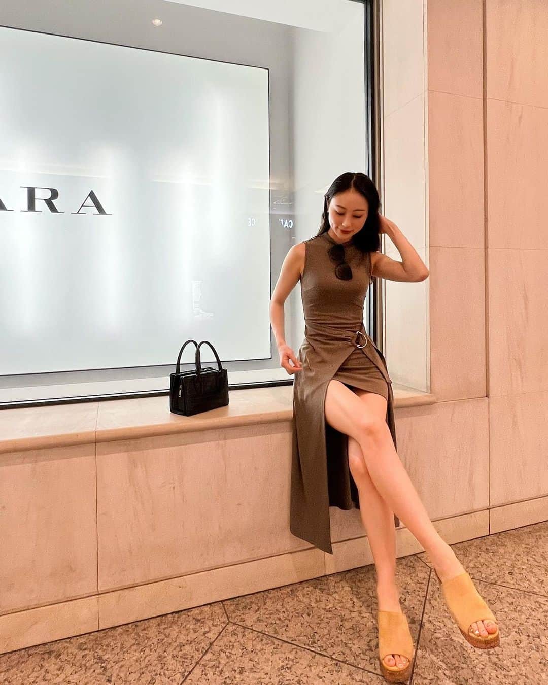 のインスタグラム：「ひっさしぶりに着用したワンピース👗 全て隙間がないくらいピッタリしてるから、腰回りが気になる、、 けど可愛いから着ちゃう🥰  #ワンピース #ミニワンピ　#gyda #gydaコーデ #夏コーデ #夏服」