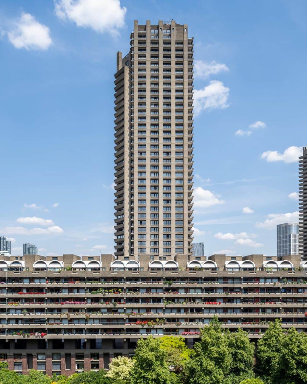 The Modern Houseさんのインスタグラム写真 - (The Modern HouseInstagram)「#forsale Concrete Idea: an immaculate Type 21 apartment on the iconic Barbican estate, central London, retaining many original features.  Go to the link in our bio to view the full listing.  Thomas More House II, Barbican, London EC2.」7月23日 17時13分 - themodernhouse