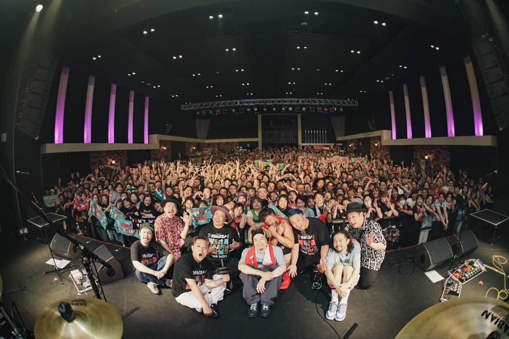 上江洌清作のインスタグラム：「WWWtour2023  広島  with 10-FEET‼️  暑熱暑熱暑熱暑熱暑熱 暑熱暑熱暑熱暑熱暑熱 暑熱灼熱暑熱暑熱暑熱 暑熱暑熱暑熱暑熱暑熱 暑熱暑熱暑熱暑熱暑熱  10-FEETとのただでさえ胸熱の対バンなのに、広島は激アツすぎました❤️‍🔥  以外に2マンLIVEは初めて❓久しぶり❓過ぎてお互いに記憶を辿るもわからずw  とにかくまたすぐ一緒に遊びましょ❣️  そんな夜でした🤙🏾🌴  #mongol800   #モンパチ  #10feet  #テンフィート」