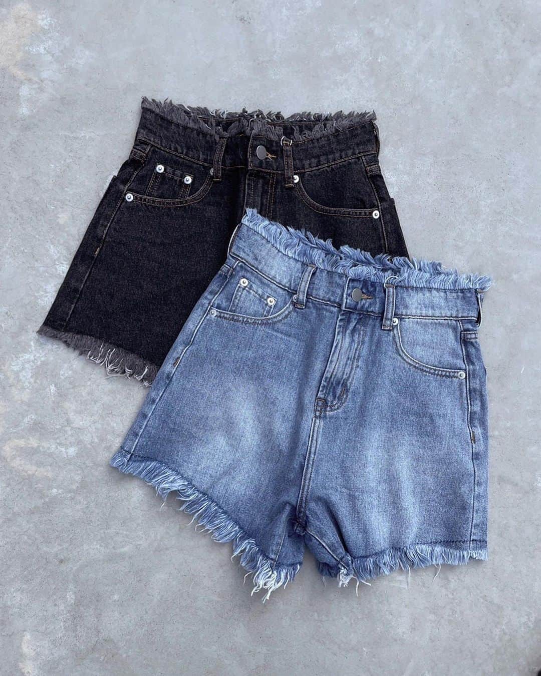ENVYMのインスタグラム：「【𝙉𝙀𝙒𝘼𝙍𝙍𝙄𝙑𝘼𝙇】 ⁡ ⁡ ✅カットオフDENIMSPT color / BLUE,BLACK SIZE / S,M ⁡ ⁡ ■ポイント 裾、ウエストの切りっぱなしデザインが夏らしいデニムショーパン！ ⁡ ■ディティール ウォッシュ加工がされた夏らしいデニムになっています。 内ももがカバーされるよう裾をVカットにしているので足が綺麗に見えます。 ⁡ ■スタイリング ハイウエストショーパンなので、ショート丈TOPSと合わせてウエストのデザインをしっかり見せると◎ 秋口にはブーツと合わせたスタイリングもぴったりです。 ⁡ --------------------------------- ⁡ 2BUY20%OFF,3BUY30%OFF開催中🔥 ぜひWEBSTOREをご覧ください❕ ⁡ #envym #2023ss #summer」