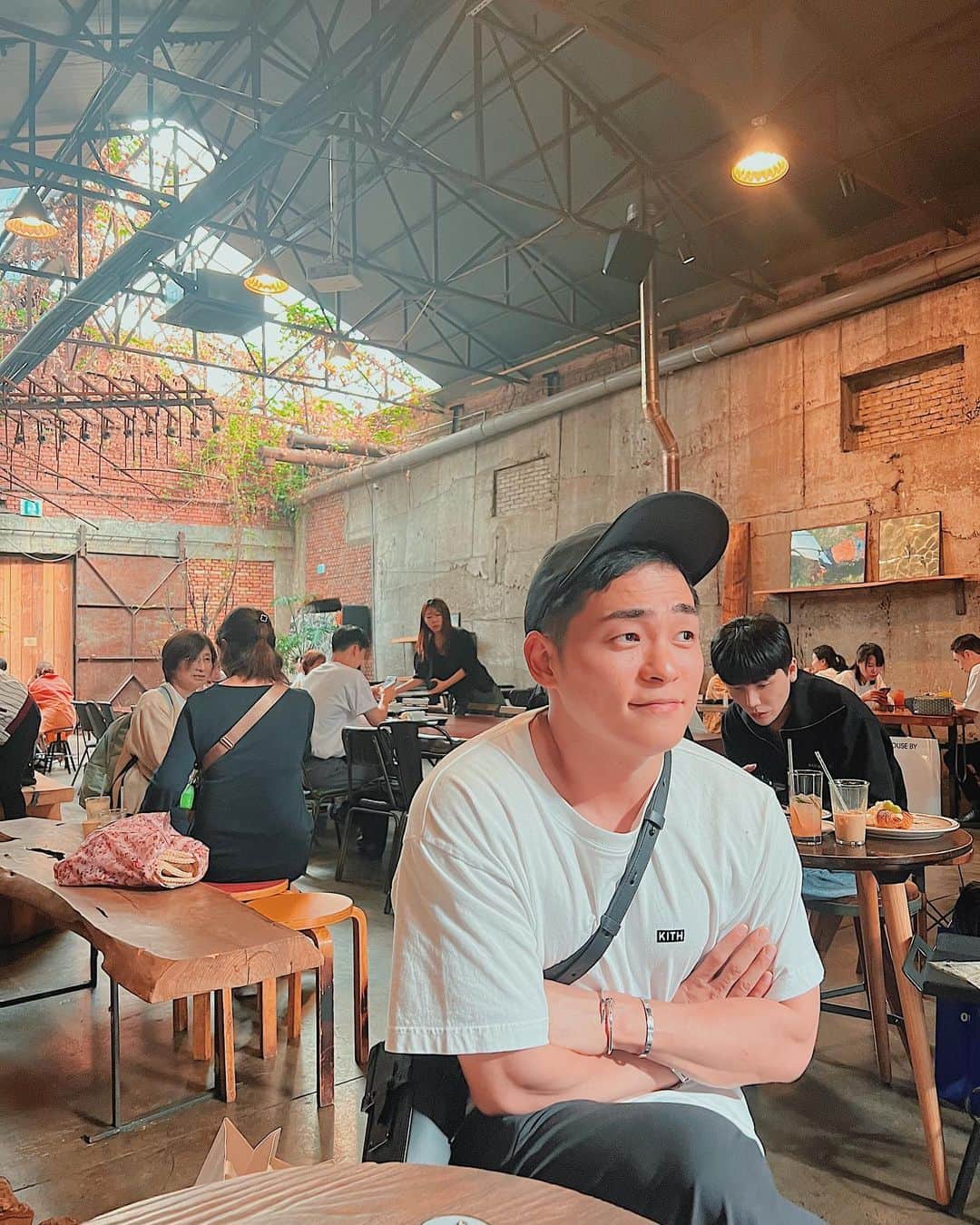 広海・深海のインスタグラム：「Toyko🇯🇵 London🇬🇧 Paris 🇫🇷 Hongkong 🇭🇰 Seoul🇰🇷 New York🇺🇸  あっという間に終わった出張。 嘘みたいにいろんな国で いろんな経験させてもらって 夢のようなお仕事なんだなぁと  実際は目の前をとんでもないスピードで駆け抜けていく感じ。😂」