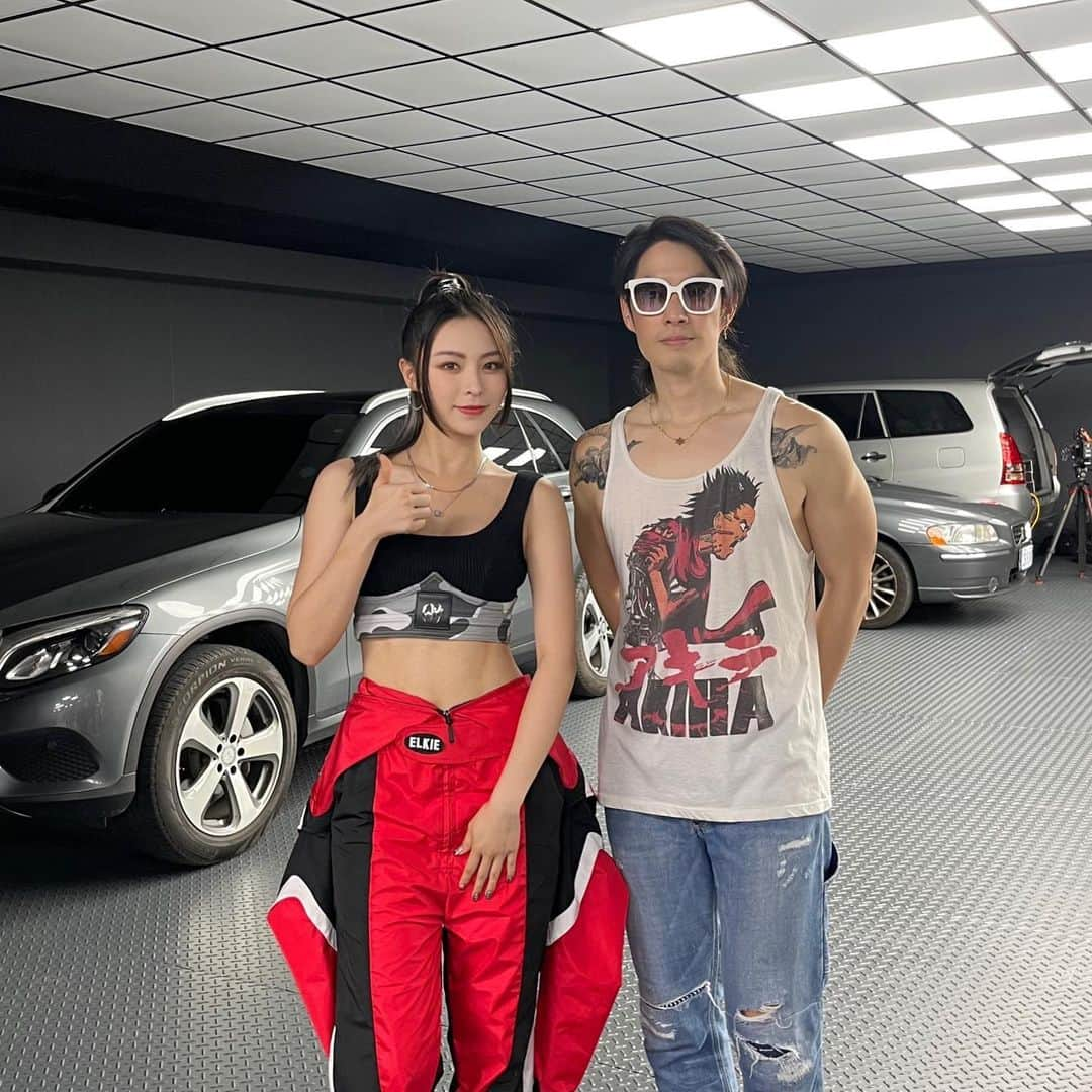 エルキーさんのインスタグラム写真 - (エルキーInstagram)「花絮掉落🧩 With Vanness!!🔥 #elkie #musicvideo #vannesswu #bts」7月23日 17時21分 - chongtingyanelkie