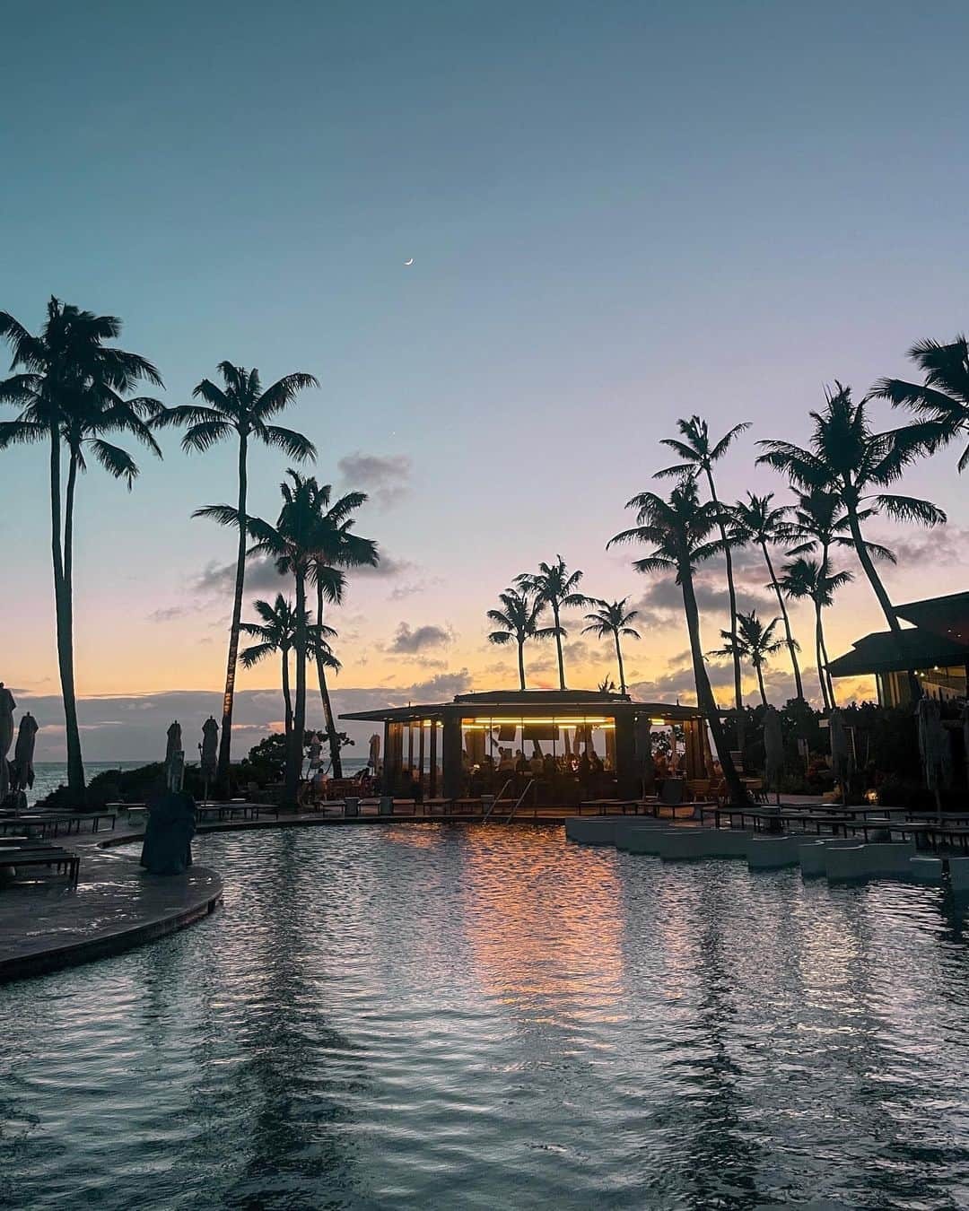 羽石杏奈さんのインスタグラム写真 - (羽石杏奈Instagram)「Visiting my second home is like recharging myself❤️✨ #hawaii  1年ぶりのハワイ、充電時間のような日々を過ごしてました🌞  今まで60ヶ国くらい訪れていろんな島も旅したけど、 私にとってハワイの環境は ”パラダイス”って言葉がぴったりの場所だなあって 久しぶりだからこそハワイの良さを改めて実感した🫶  🌼今のハワイmemo ☞ 世界中から人が訪れていて、今までに見たことないくらいの混み具合 ☞ 感覚的に全体10〜20%くらい物価上昇(えのき茸8ドルに驚愕) ☞ 円安、痛い(クレジットカードのレートは148円近い日も) ☞ 快晴が多くて昼間は暑すぎたり、ハワイの夏っぽい(でも風は強いかも) ☞ 食べ物の甘さが強烈。笑 行く予定のある人、ぜひ参考に♡」7月23日 17時22分 - hawaiianna913