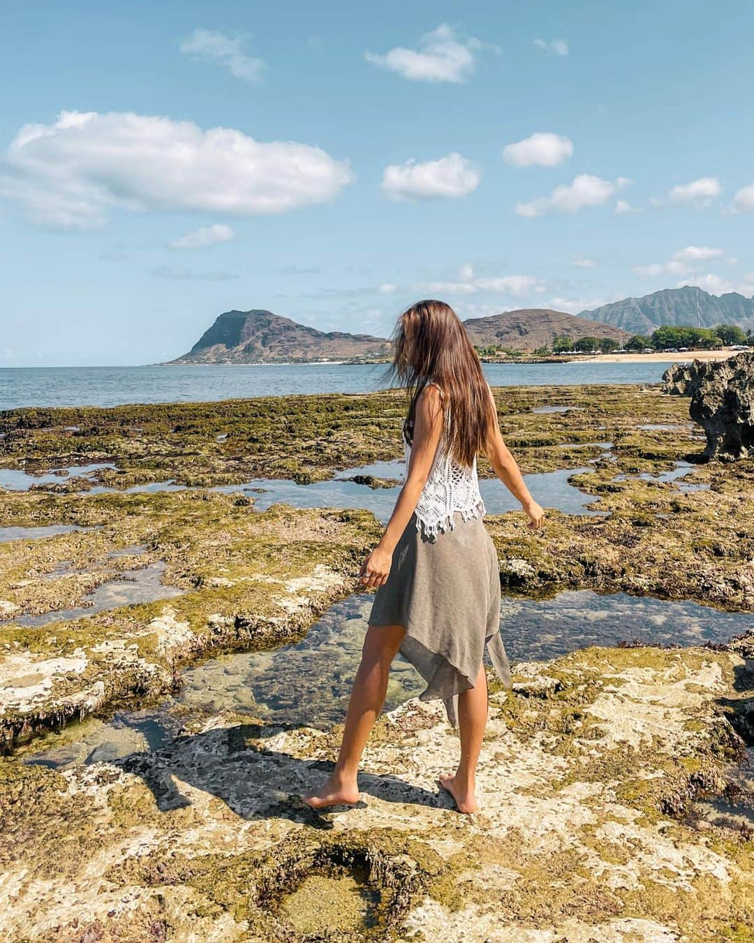 羽石杏奈さんのインスタグラム写真 - (羽石杏奈Instagram)「Visiting my second home is like recharging myself❤️✨ #hawaii  1年ぶりのハワイ、充電時間のような日々を過ごしてました🌞  今まで60ヶ国くらい訪れていろんな島も旅したけど、 私にとってハワイの環境は ”パラダイス”って言葉がぴったりの場所だなあって 久しぶりだからこそハワイの良さを改めて実感した🫶  🌼今のハワイmemo ☞ 世界中から人が訪れていて、今までに見たことないくらいの混み具合 ☞ 感覚的に全体10〜20%くらい物価上昇(えのき茸8ドルに驚愕) ☞ 円安、痛い(クレジットカードのレートは148円近い日も) ☞ 快晴が多くて昼間は暑すぎたり、ハワイの夏っぽい(でも風は強いかも) ☞ 食べ物の甘さが強烈。笑 行く予定のある人、ぜひ参考に♡」7月23日 17時22分 - hawaiianna913