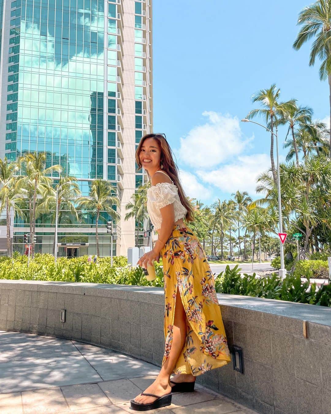 羽石杏奈のインスタグラム：「Visiting my second home is like recharging myself❤️✨ #hawaii  1年ぶりのハワイ、充電時間のような日々を過ごしてました🌞  今まで60ヶ国くらい訪れていろんな島も旅したけど、 私にとってハワイの環境は ”パラダイス”って言葉がぴったりの場所だなあって 久しぶりだからこそハワイの良さを改めて実感した🫶  🌼今のハワイmemo ☞ 世界中から人が訪れていて、今までに見たことないくらいの混み具合 ☞ 感覚的に全体10〜20%くらい物価上昇(えのき茸8ドルに驚愕) ☞ 円安、痛い(クレジットカードのレートは148円近い日も) ☞ 快晴が多くて昼間は暑すぎたり、ハワイの夏っぽい(でも風は強いかも) ☞ 食べ物の甘さが強烈。笑 行く予定のある人、ぜひ参考に♡」