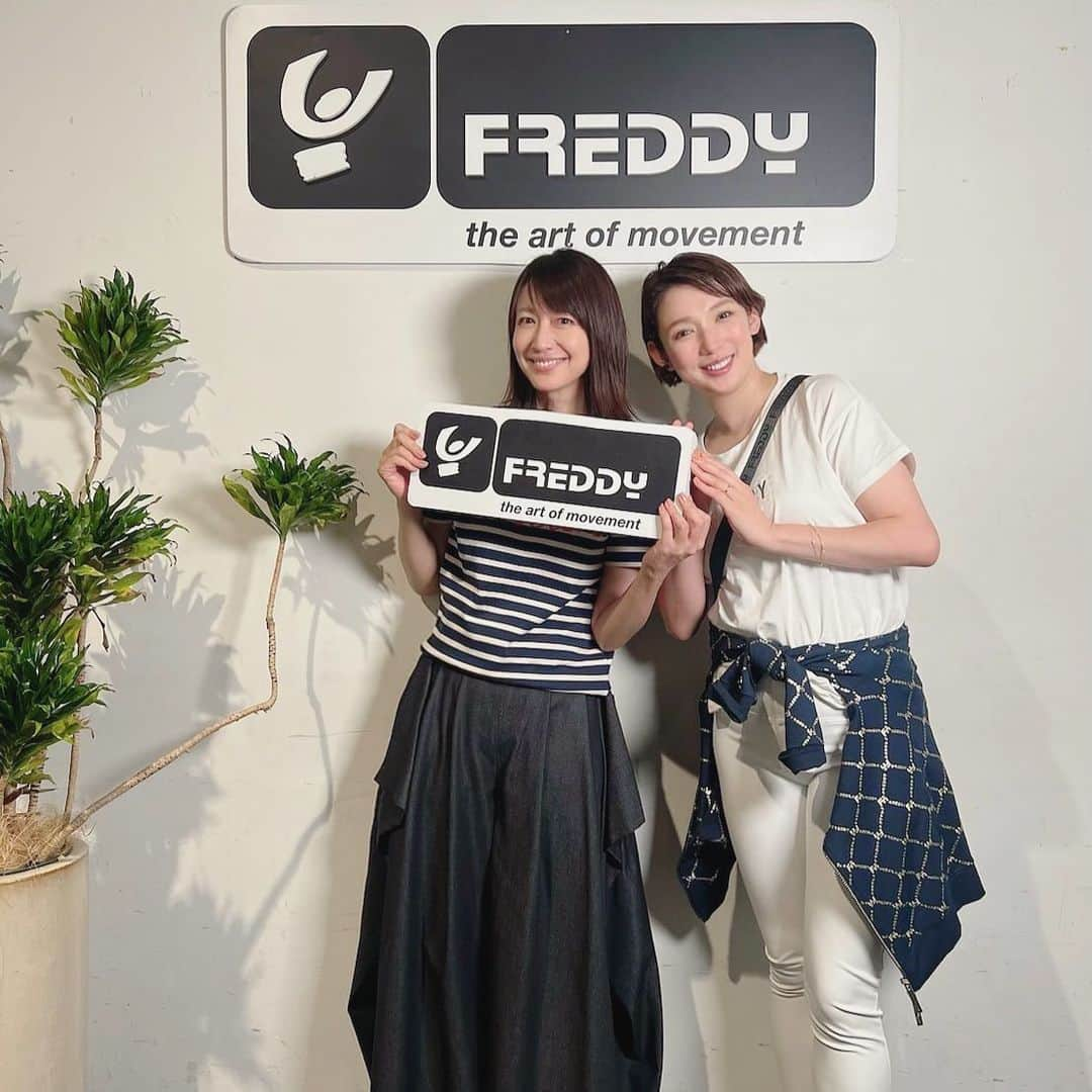 森口瑤子のインスタグラム：「. . 沙央くらま さんにご案内いただいて  FREDDY さんの展示会にお邪魔して参りました〜。 綺麗色のパーカーやトレーニングに使えて楽ちんなパンツ、普段履きも出来るすごく軽くて可愛いダンススニーカーなど、注目アイテムがたくさんありました！ また手元に届きましたらコーディネートいたしますね。 . @kurama_sao  #沙央くらま さん #freddy」