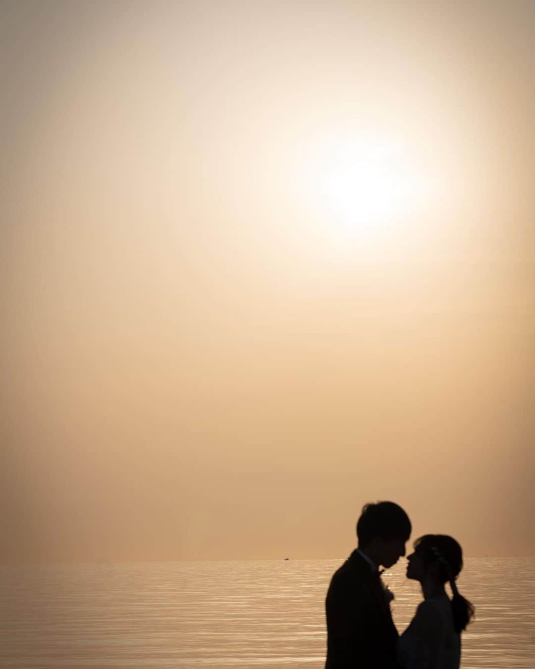ラヴィ•ファクトリーさんのインスタグラム写真 - (ラヴィ•ファクトリーInstagram)「. 【写真で叶える結婚式】 .  サンセットが美しい内灘海岸での前撮り📸 おふたりの自然な笑顔が溢れる瞬間も ロマンチックなシルエットフォトもお写真に収めて🤍  . —————— ラヴィファクトリー: @kanazawa_laviefactory Photographer: @satsuki_photography AREA:JAPAN,KANAZAWA —————— @laviefactoryをフォローして #laviefactory #ラヴィファクトリー のハッシュタグをつけて お写真を投稿してみてくださいね✳︎ . こちらの公式IG（@laviefactory） で取り上げさせていただきます✨ . 思わず笑顔になれるハートのある 「家族写真」はラヴィクルール* >>>@laviecouleur_official . #wedding #weddingphotography #photo  #ハートのある写真 #instawedding #結婚写真 #ウェディング #ウェディングフォト #撮影指示書 #ロケーションフォト #前撮り#写真好きな人と繋がりたい #フォトウェディング #卒花 #後撮り #ウェディングニュース #前撮り小物 #前撮りフォト #前撮りアイテム #ウェディング撮影 #撮影構図 #前撮りアイディア #撮影指示書 #シルエットフォト #サンセットフォト #花嫁コーディネート #内灘海岸 #金沢前撮り」7月23日 17時24分 - laviefactory