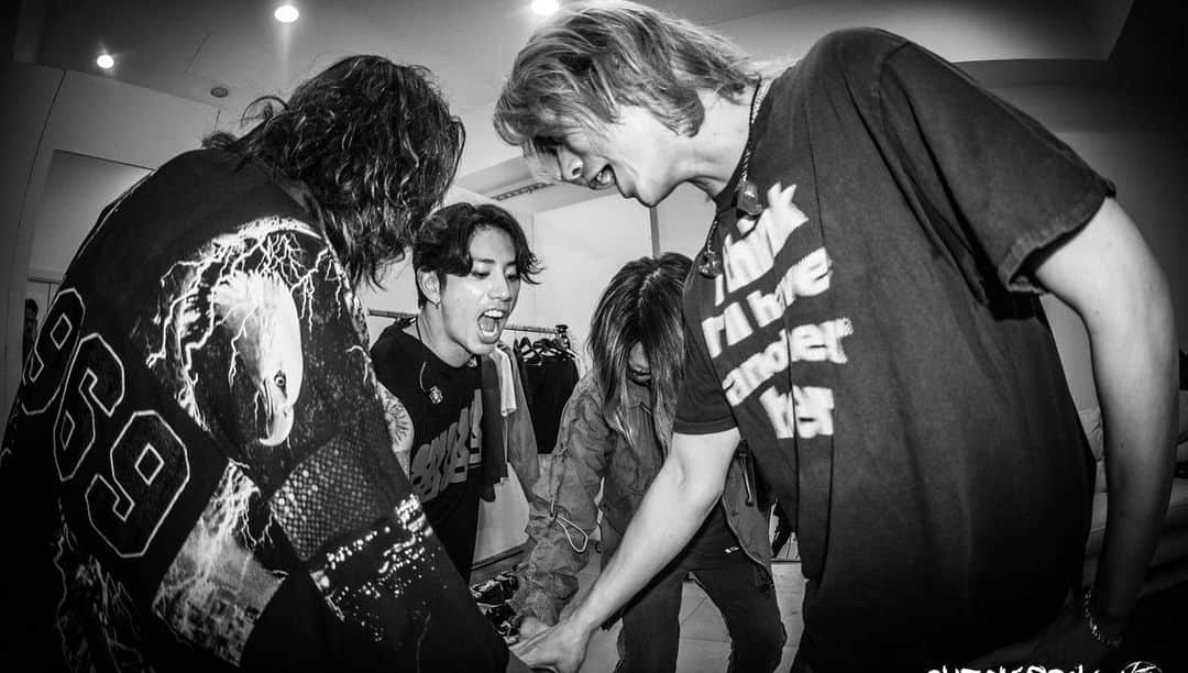 Taka さんのインスタグラム写真 - (Taka Instagram)「Our two-month long European tour is finally over. We would like to thank all the fans who came and the crew who accompanied us!  And thank you Milano 🇮🇹  @julenphoto」7月23日 17時26分 - 10969taka