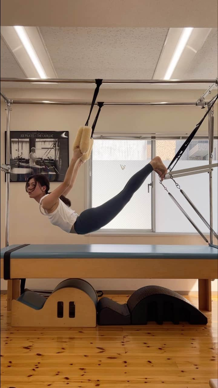 エモン・久瑠美のインスタグラム：「🦦🩵  最後一瞬カメラ目線  #pilates #pilatescadillac  #ピラティス #필라테스」