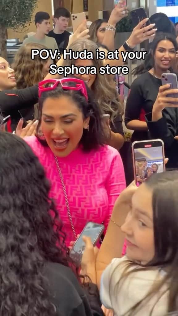 Huda Kattanのインスタグラム：「Video by the beautiful by._.yasss on TikTok LOVE YOU YASMIN!! It was SOO nice meeting you & everyone who came out to see me!! I feel humbled by all the love!! Thank you so much my loves!!   We will be sending out the mascara samples soon to those of you who came out. Which Sephora should we pop by next?」