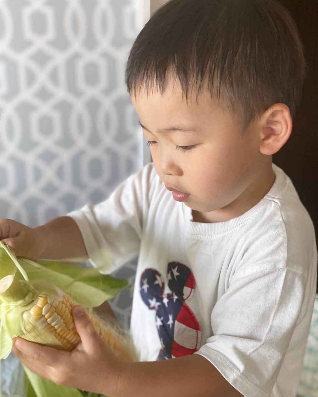 田中雅美さんのインスタグラム写真 - (田中雅美Instagram)「北海道の実家より、とうもろこしが届きました🌽  ・ ・ 子供たちが上手に剥いてくれます♡  ・ ・ 食べ方、豪快。 汗かいてるし。😆笑  ・ ・ #とうもろこし #北海道 #大地の恵み」7月23日 17時35分 - tanakamasami_official