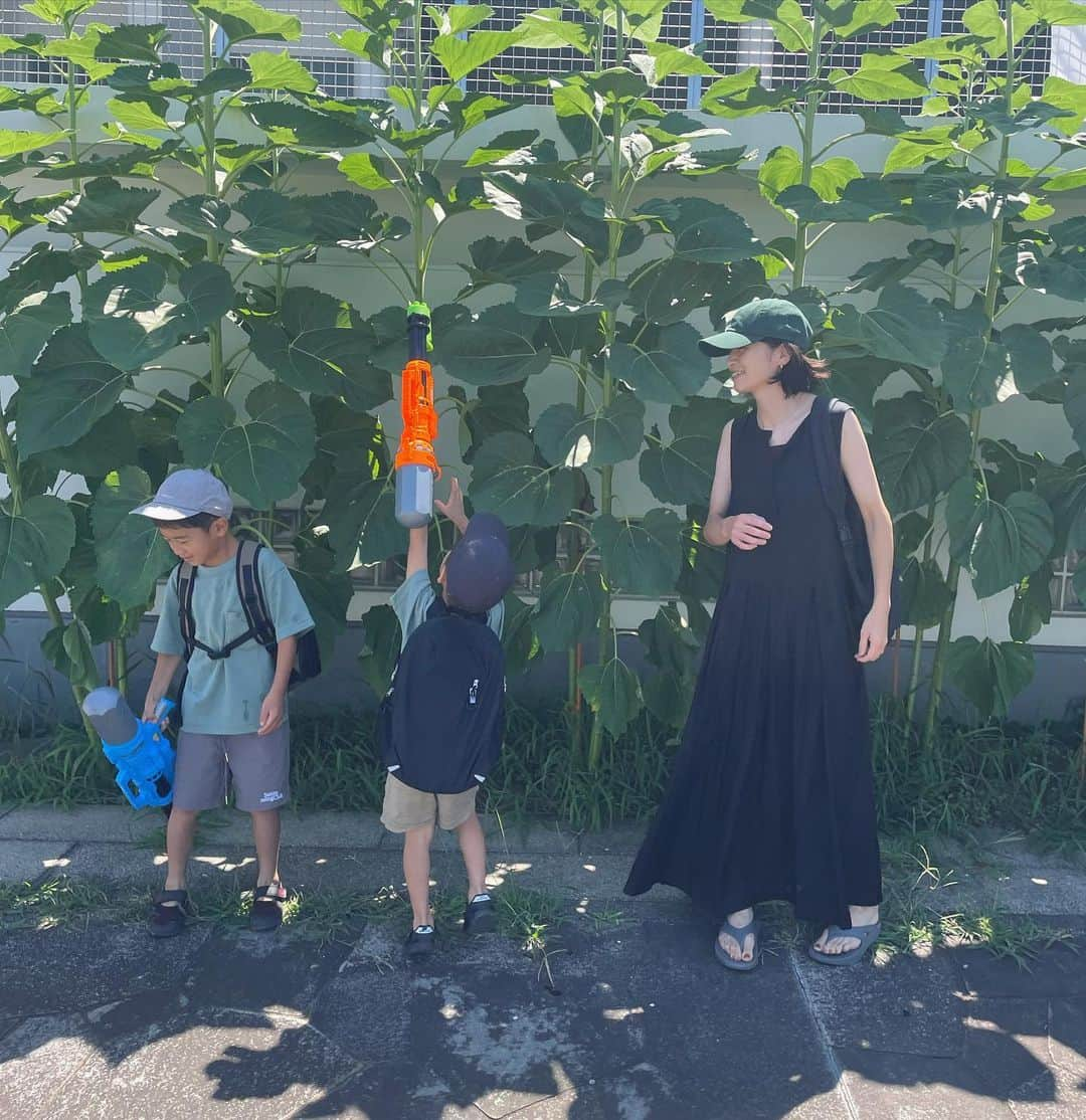 上村若菜のインスタグラム：「. 久々に3人で👦👦👩 水遊び日和⛲️  休日コーデ🌻  →着いたらラッシュガード×ハーフパンツに着替えて参戦🔫  ダークグリーンの《the Moment.Cap》は伊勢丹新宿店の POP UPにて先行販売中です🧢✨ 会期は7月25日まで🚩 ぜひこの機会にお越しくださいね✨ リモートショッピングアプリでもご購入いただけます📱  Cap& back pack…#greish Onepice…#argue Sandal…#Oofos  【Kids】 Cap& back pack…#greish  Tshirts…#uniqloU  #wakameswardrobe #親子コーデ #ママコーデ #キッズコーデ #キッズリュック #休日コーデ #大人カジュアル #30代コーデ #カジュアルコーデ #ロゴキャップ #キャップコーデ」