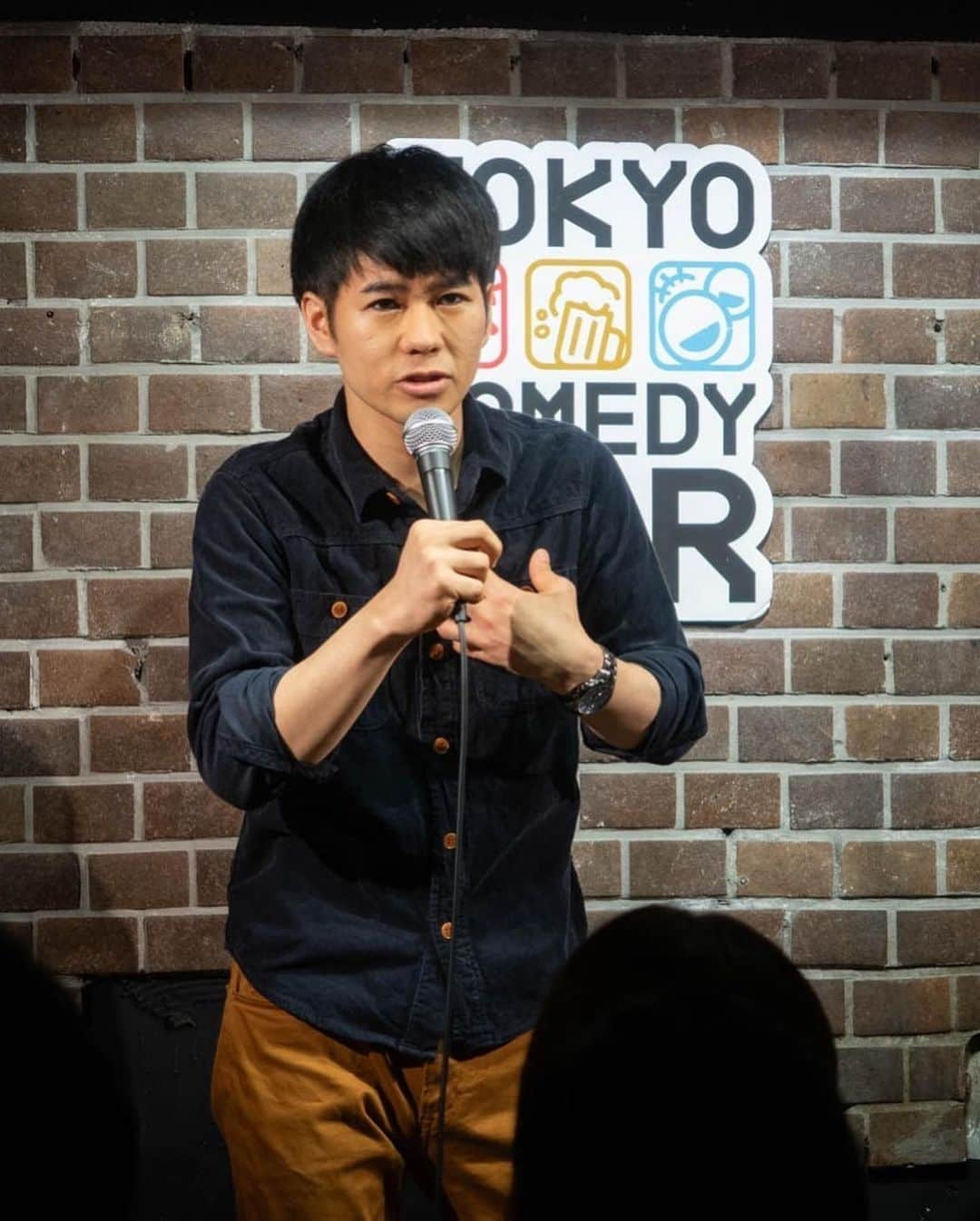 村本大輔さんのインスタグラム写真 - (村本大輔Instagram)「と思ってる。  昨夜は渋谷にあるTOKYOCOMEDYBARで開催。  "何か"言いたいことがある人たちがたくさんエントリーした。  大阪の西成出身の芸人は西成のホームレスに囲まれて育った自身の環境を笑いに、たまたま次の出番が東京の北区出身の男が、西成に負けず劣らず自分の街を褒めるようにディスる。アイヌの芸人は当時のアイヌのリーダーシャクシャインが倭人に殺されてアイヌは悲しみのどん底に堕ちた、そういえば、前に日本の首相も、と、ここからは炎上必死なネタをやり出した、歴史的に同化政策や差別などで苦しめられたアイヌのコメディアンの強烈な皮肉をみた。沖縄の芸人はネットで沖縄県民は土人と書いてるのを目にしたことを、皮肉たっぷりにネタに、イギリス人のここのクラブのオーナーであり芸人のBJは、日本に初めて来た時の話を、外務省で昼は働いてる男は夜になると芸人の顔を持っていて、外務省をうまくネタに使ってた。せやろがいおじさんはトップで仕上げまくったネタで爆笑をかっさらった。ほかにも福井から、福岡からたくさんの芸人がネタをして、最後はお客さんが手書きの正の字で優勝を決める。今回優勝したのは吉本の社員を二か月前に辞めた男。静かにポエムを読んで爆笑をとって２位とダブルスコア。  オーナーのBJ曰く、昨夜はとてもよかった、有名人を見に来るんじゃなく、コメディを見に来てた、と。  確かに、と同時にこころのなかでひっそりと俺有名人やねんけど、思った  無名の芸人たちなのにひとり2500円払ってTOKYOCOMEDYBARは満席で人が溢れて大盛り上がりだった。  このライブ、次は８月２日に沖縄の那覇で開催します。」7月23日 17時49分 - muramotodaisuke1125