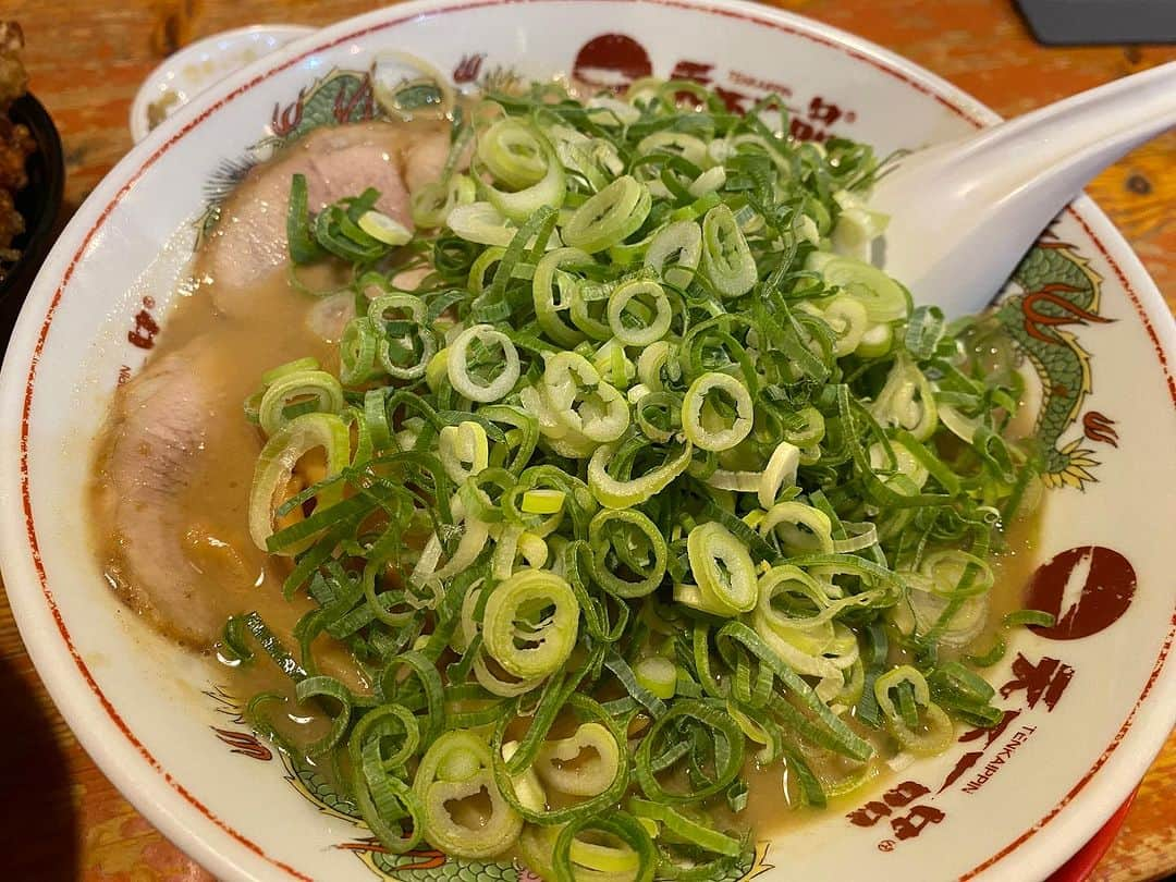 カバさんのインスタグラム写真 - (カバInstagram)「【本日のでぶ活】  本日も祇園花月でアキ座長新喜劇に出演させていただきました。  沢山のお客さまでありがとうございました！  収録もあり、汗ダラダラでしたが楽しくやらせていただきました！  めちゃめちゃ面白い作品ですので、O.Aまた観て下さいね😊  そして、お昼は信濃の兄貴にお世話になりました！  なんと3日連続の天一！  信濃さん→大島さん→信濃さん  です！笑  いやぁ〜昨日までは豚キムチセットやったんですが、今日は唐揚げにしました！  ここ天下一品知恩院前店さんの唐揚げ、レベル高すぎる！！まじで美味い！！  ほんま カバッチグー！👍 でした！  祇園に来られた際は是非寄ってみて下さい！🙏️✨  あぁ、痩せたい！  #吉本新喜劇　#新喜劇 #祇園花月　#アキ　#カバ #本日のでぶ活　#でぶ活 #関西グルメ  #大阪グルメ　#京都グルメ #祇園　#知恩院 #グルメ　#ランチ  #ディナー #天下一品　#知恩院前店 #ラーメン　#唐揚げセット #腹パン　#カバッチグー #パン屋の旦那 #あぁ、痩せたい」7月23日 17時51分 - kabaking0129