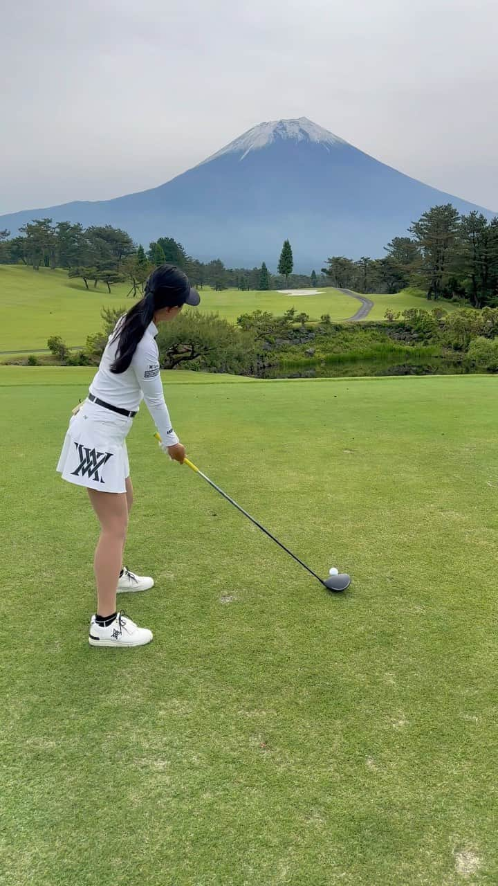 小澤美奈瀬のインスタグラム：「鳥の鳴き声と富士山🗻🩷 綺麗な空気🥰💕  #ゴルフ #富士山 #ゴルフスイング #ドライバーショット #小澤美奈瀬」