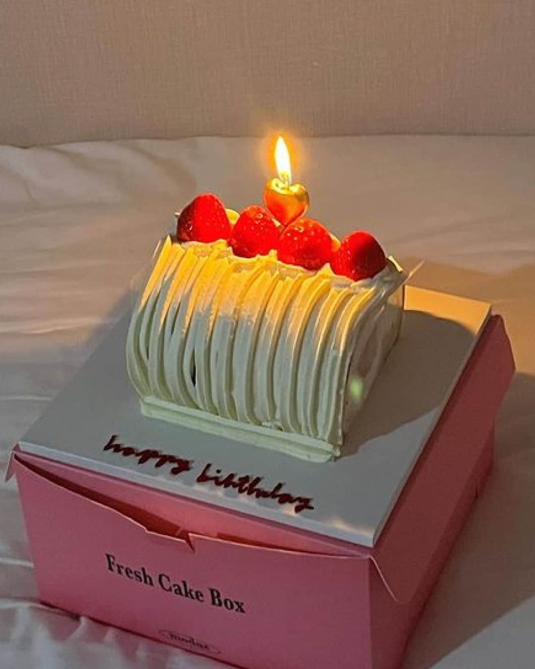 RiLiさんのインスタグラム写真 - (RiLiInstagram)「誕生日ケーキをオーダーしてわたし好みのデザインに🎂♥️参考になるデザインを紹介💁🏼♩  Special Thanks💐 Photo by⁣⁣ 01.2p-@r.kaaa 03p-@_q.illu 04p-@_naaa0618 05p-@ysuki__ 06p-@taketake__1129 07p-@miran__nishiki 08p-@nana_0816_  旅行先でオーダーするのも 特別感があってGood🤍  オリジナル韓国っぽ ケーキを完成させちゃお❣️  Edit by RiLi編集部🐰 aoi @shiia14  🤍🤍🤍  RiLiで紹介してもらいたい子は #rili_tokyo を付けてね❕  #おしゃれさんと繋がりたい #お洒落さんと繋がりたい #ファッション #패션스타그램 #誕生日プレゼント #誕生日ケーキ #誕生日写真 #誕生日パーティー #サプライズケーキ #サプライズバースデー #バースデーケーキ #バースデーフォト #バースデーサプライズ #ケーキデザイン #オーダーケーキ #誕生日サプライズ #생일파티 #크림일기 #수수바 #친스타그램 #selca #selfie #부산 #서면와인바」7月23日 18時00分 - rili.tokyo