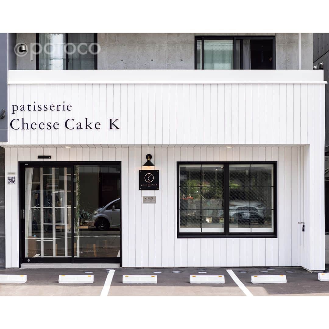 poroco（ポロコ）さんのインスタグラム写真 - (poroco（ポロコ）Instagram)「￨ 2023.5.27オープン✨￨ Patisserie Cheese Cake K . 厳選素材で軽やかな味を追求 多彩なバスクチーズケーキ . 南円山にオープンしたチーズケーキ専門店。 メインのバスクチーズケーキは定番のほか、バニラ、チョコレートが揃い、味の違いを試してほしいと３種セットで販売。道産クリームチーズ「リュクス」を贅沢に使った生地は軽やかさを追求し、異なるフルーツピュレが隠し味に。ワインにも合うのでぜひ。 . ①定番のベイクドチーズケーキ「ナチュール」590円、なめらかな「フロマージュプリン」390円。「フォション ダージリンティー」550円。 . ②3種類セットの「ザ・バスクコレクション」1,580円。 . ③バスクチーズケーキを中心に、様々なチーズケーキが並ぶ。チーズケーキに合うワインも販売している。 . イートインはワンドリンク制。ドリンクはコーヒー、紅茶、ジュースを用意。 . 鮮やかなブルーのパッケージは、手みやげにもぴったり！（編集TN） . 詳細はporoco WEBサイトに掲載❗️ ---------------------------------- Patisserie Cheese Cake K （チーズ ケーキ ケイ） 📍札幌市中央区南4条西23丁目1-45  　AORIO円山裏参道1F 🕒11：00～18：30　LO17：00 休：火曜 席：4席（禁煙） 🅿︎ 2台 @patisserie_cheesecake_k ---------------------------------- photo by Asako Yoshikawa（ @cocoonphotographs ） #CheeseCakeK #チーズケーキケイ #チーズケーキ #バスクチーズケーキ #チーズケーキマニア #sapporo #豊平区 #札幌新店情報 #newopen #LOVE札幌中央区 #札幌グルメ #札幌スイーツ #札幌カフェ #porocoスイーツ部 #poroco #札幌食べ歩き #札幌おでかけ」7月23日 18時00分 - poroco_magazine