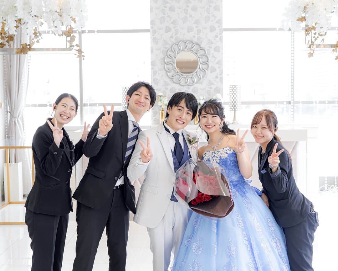 アニヴェルセル みなとみらい横浜 公式のインスタグラム：「. . おふたりのことを家族のように考えて、 当日までお手伝いをさせていただくスタッフ。  おふたりと大切な皆様が かけがえのない時間を過ごせるように そして、今後の人生にとっての記念日になるよう 全力でサポートさせていただいております。  大切なおふたりとのお写真は スタッフにとっても宝物なんです🤍 ぜひお声かけくださいね♪  ﾟ･*:.｡. .｡.:*･゜ﾟ･*:.｡. .｡.:*･ﾟ･*:.｡. .｡.:*･゜  横浜 みなとみらいの結婚式場 #アニヴェルセルみなとみらい横浜  📌海や空のように「永遠に続く」という 　意味を持つロイヤルブルーのバージンロード  📌120年の歴史が刻まれた 　壮観なステンドグラスのチャペル  📌好みに合わせて選べる 　7つの貸切披露宴会場  @anniversaire_minatomirai  👆詳細はプロフィールURLの 　公式HPよりご覧いただけます✨  ﾟ･*:.｡. .｡.:*･゜ﾟ･*:.｡. .｡.:*･ﾟ･*:.｡. .｡.:*･゜  #アニヴェルセル #アニヴェルセルみなとみらい #アニ嫁 #結婚式場見学 #ブライダルフェア #結婚式準備 #式場見学 #花嫁準備 #横浜花嫁 #みなとみらい花嫁 #みなとみらいウェディング #みなとみらい婚 #みなとみらい結婚式 #横浜結婚式場 #横浜結婚式 #神奈川結婚式場 #2023花嫁 #2024花嫁 #ウェディングプランナー #ウエディングプランナー #ウェディングプロデューサー」