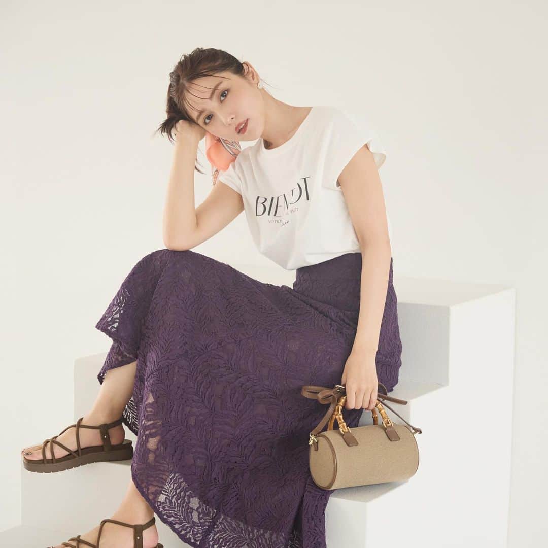 NATURAL BEAUTY BASICのインスタグラム：「Sensual Trad Meets.Ren Ishikawa  ■＜ロゴＴシャツシリーズⅡ＞フレンチロゴ ¥3,960 tax in size:FR color:モカチャコール/オフ/ピンク #0173260702  ■リーフ柄レーススカート ¥9,900 tax in size:S/M/PS color:チャコール/グレージュ/パープル #0173220750  ---------------------------------  石川恋さんが素敵に着こなしてくださった 新作のwebカタログ、第2弾が大好評公開中♪  今買ってすぐに使えるAWコレクションを イチ早くデリバリー。  ハリのあるシャツや、きれいめなブラウスにタックパンツ… 定番人気のベーシックアイテムに、 シアー感のある素材に女性らしさを引き立てるシルエットで センシュアルなエッセンスを注入。 石川さんのムード溢れる着こなしに注目です。  詳しくは @naturalbeautybasic_official プロフィールのURLより webカタログをチェック♪   #石川恋 さん #レーススカート #ロゴTシャツ #秋先取り #秋コーデ #夏コーデ #お出かけコーデ #オフィスコーデ #オフィスカジュアル #通勤コーデ #大人可愛い #カラーコーデ  #着回しコーデ #きれいめカジュアル  #ベーシックコーデ #ベーシック #ナチュラルコーデ #トレンドスタイル #シンプルコーデ #ナチュラルビューティーベーシック #naturalbeautybasic」