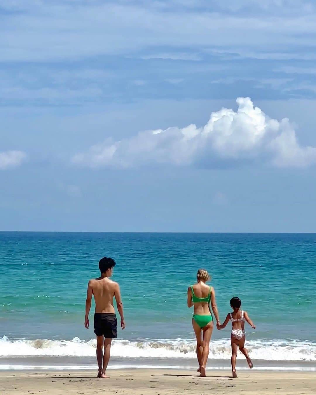 東京DANDYのインスタグラム：「Club tropicana japonica. Summertime heaven under three hours direct train from Tokyo on the Odoriko express. Celebrating @joe_tokyodandy & @hidemischlag birthdays on Iritihama beach in Shimoda with an onsen stop-by at Izu Kogen.」