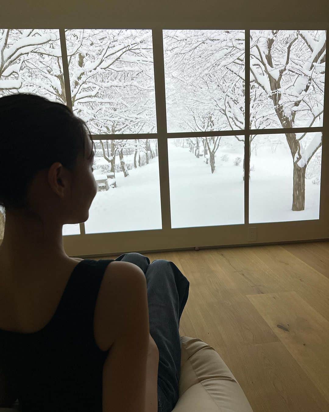 トリンドル玲奈のインスタグラム：「最近のおうちでの楽しみ…♡ 大画面でドラマや映画を観ること!  夜な夜なピンポンやストロベリー・オンザ・ショートケーキ観てました🍓  Aladdin X2 Plusは天井に取り付けて、 照明一体型のプロジェクターとして使える優れもの。スピーカーにもなったり、すっごく便利です。 私の家では120インチくらいかな☺️  ルナが使っていて、真似っこしました😋 この日は暑くて、大好きな雪を眺めてた…❄️  #AladdinX #プロジェクター」