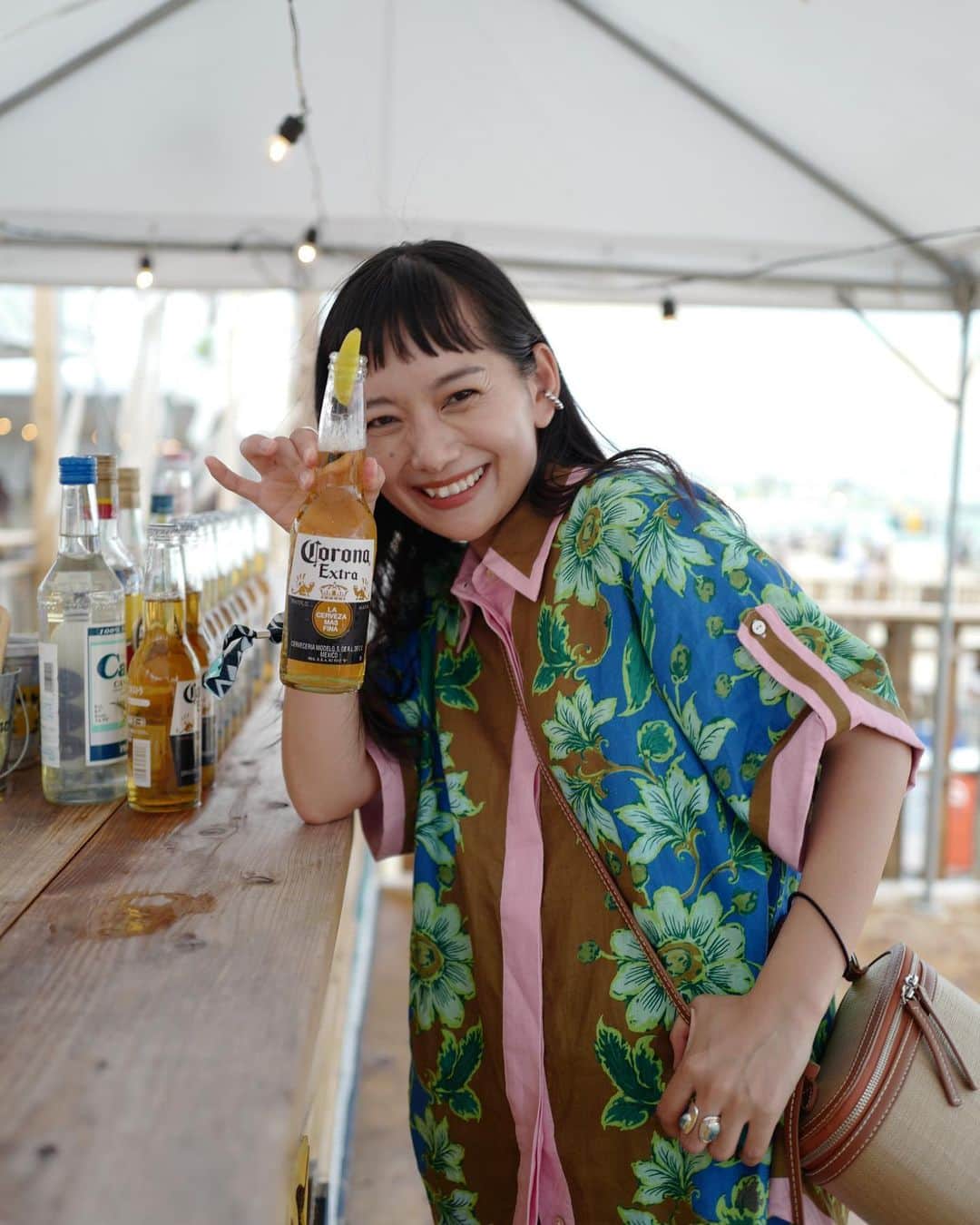 武智志穂さんのインスタグラム写真 - (武智志穂Instagram)「先日の最高に楽しかった『CORONA SUNSETS FESTIVAL 2023』🍻🕺  4年ぶり2度目の参加でしたが、やっぱりこのフェスは日本一ご機嫌なフェスだと思う！ 青く美しい海、白くて粒子の細かいさらさらの砂のビーチ、夕方からの参加でしたが風も心地良くて🏖️ そんなシチュエーションで大好きな @thisismoonchild のライブが聴けるなんて🥰 ご褒美のような時間でした🫶🏼 一緒に行ってくれた @inohanachihiro @maasao ありがと〜！ また一緒に遊ぼうねっ。  #コロナフェス #コロナサンセット @corona_sunsets_japan   そして来週は @fujirock_jp ⛰️ 今年ももちろん子連れでの参戦です👦🏽👦🏽🔥 どうかお天気に恵まれますように！ その前に、無事に飛行機乗れますように… 台風よそれてくれ〜💦」7月23日 18時10分 - shiho_takechi