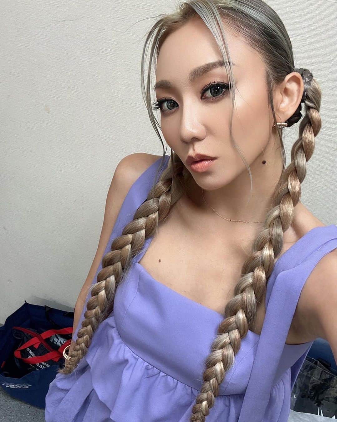 倖田來未さんのインスタグラム写真 - (倖田來未Instagram)「. ⁡㊗️初🎊27時間テレビの番組企画「FNS鬼レンチャン歌謡祭」に出演させてもらいました！！ ⁡ 本日は、WINDも歌わせていただきました！！ 最高に楽しかったですー！！！ お笑いと音楽ってほんまに素敵やね。 現場のスタッフのみなさんの気合にアーティストも気合が入ります！！！というのと本当に皆さんには元気をもらうという！！ ⁡ ほんと大好きなスタッフのみなさま！ ありがとうございました！！！ ⁡ そして、 TRFのKOOちゃん(@dj_koo1019 )から生放送中にメールが届きました！！ んもーーーうれしーーっっっ！！ 勝手にメール内で、FNSコラボやってくれました！笑笑 ⁡ #27時間テレビ #FNS鬼レンチャン歌謡祭 @fns_kayosai #kodakumi #倖田來未」7月23日 18時11分 - kodakumi_official