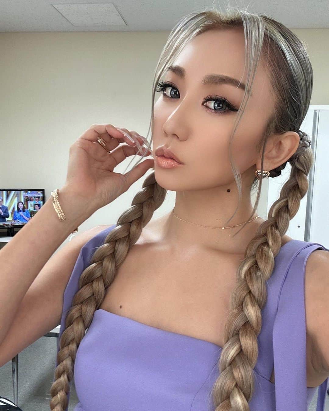 倖田來未さんのインスタグラム写真 - (倖田來未Instagram)「. ⁡㊗️初🎊27時間テレビの番組企画「FNS鬼レンチャン歌謡祭」に出演させてもらいました！！ ⁡ 本日は、WINDも歌わせていただきました！！ 最高に楽しかったですー！！！ お笑いと音楽ってほんまに素敵やね。 現場のスタッフのみなさんの気合にアーティストも気合が入ります！！！というのと本当に皆さんには元気をもらうという！！ ⁡ ほんと大好きなスタッフのみなさま！ ありがとうございました！！！ ⁡ そして、 TRFのKOOちゃん(@dj_koo1019 )から生放送中にメールが届きました！！ んもーーーうれしーーっっっ！！ 勝手にメール内で、FNSコラボやってくれました！笑笑 ⁡ #27時間テレビ #FNS鬼レンチャン歌謡祭 @fns_kayosai #kodakumi #倖田來未」7月23日 18時11分 - kodakumi_official