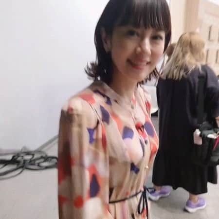さとう珠緒のインスタグラム：「梅雨明けましたね  今日の衣装はもう秋っぽいワンピ  良い夜を〜✧」