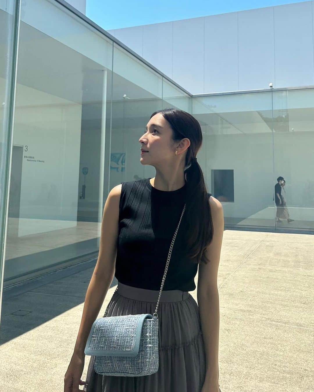 大西百合子のインスタグラム：「📍金沢21世紀美術館  🏷️ #yurikocode  tops @beautyandyouth_official  skirt @anuans.official  bag @kitamura_bag  shoes @nike   #onishiyuriko」