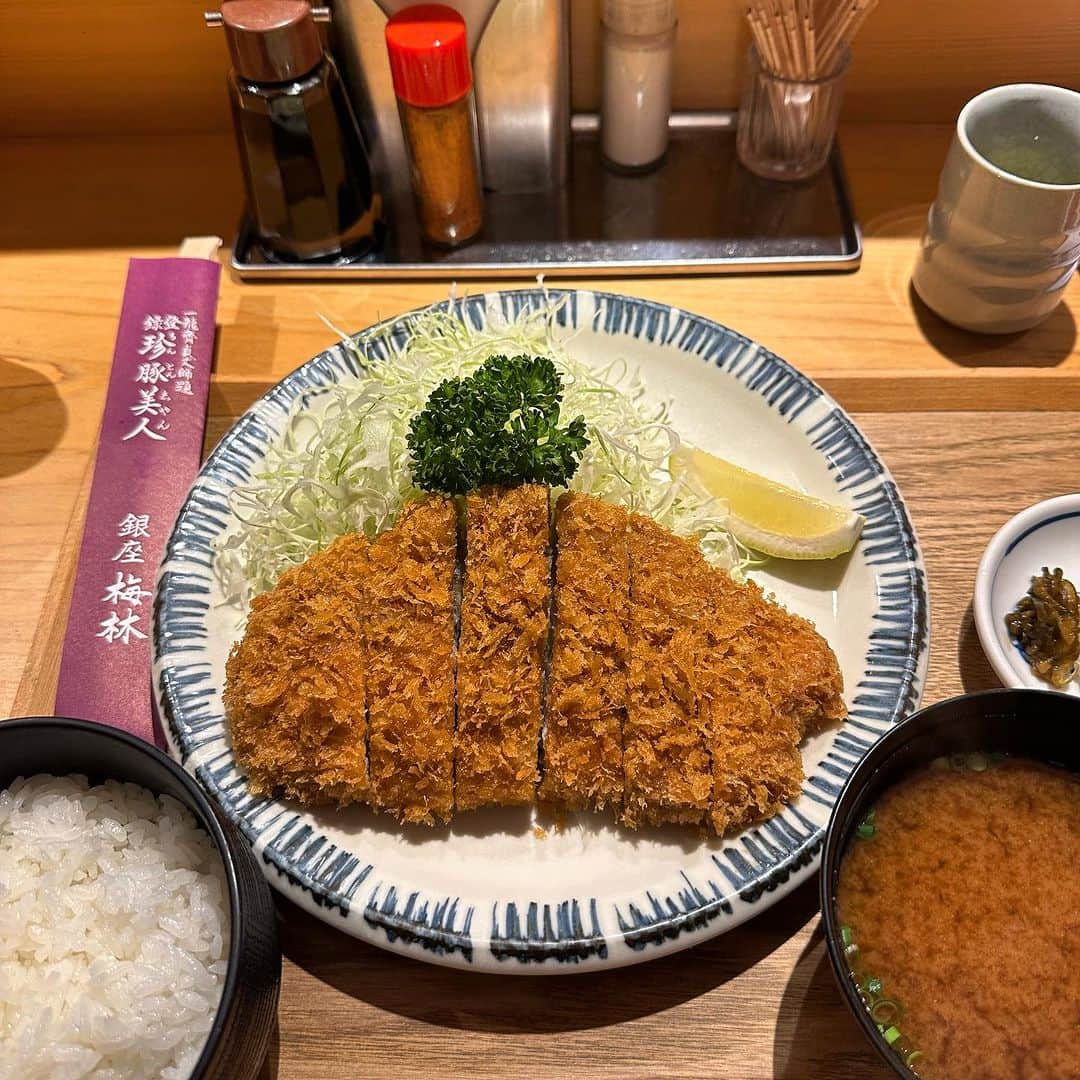 西田善太さんのインスタグラム写真 - (西田善太Instagram)「子供の時分から通っている銀座梅林。久しぶりに出かけたら、いつも声をかけてくれるお店のコモリさんが定年で引退されてた🥹 タイミング外すと会えないことあるなぁ、自分はそういうとこ迂闊だから。今年はみんなに会ってみる。ここはカツサンドが神です。 #梅林 #珍豚美人」7月23日 18時16分 - zentanishida