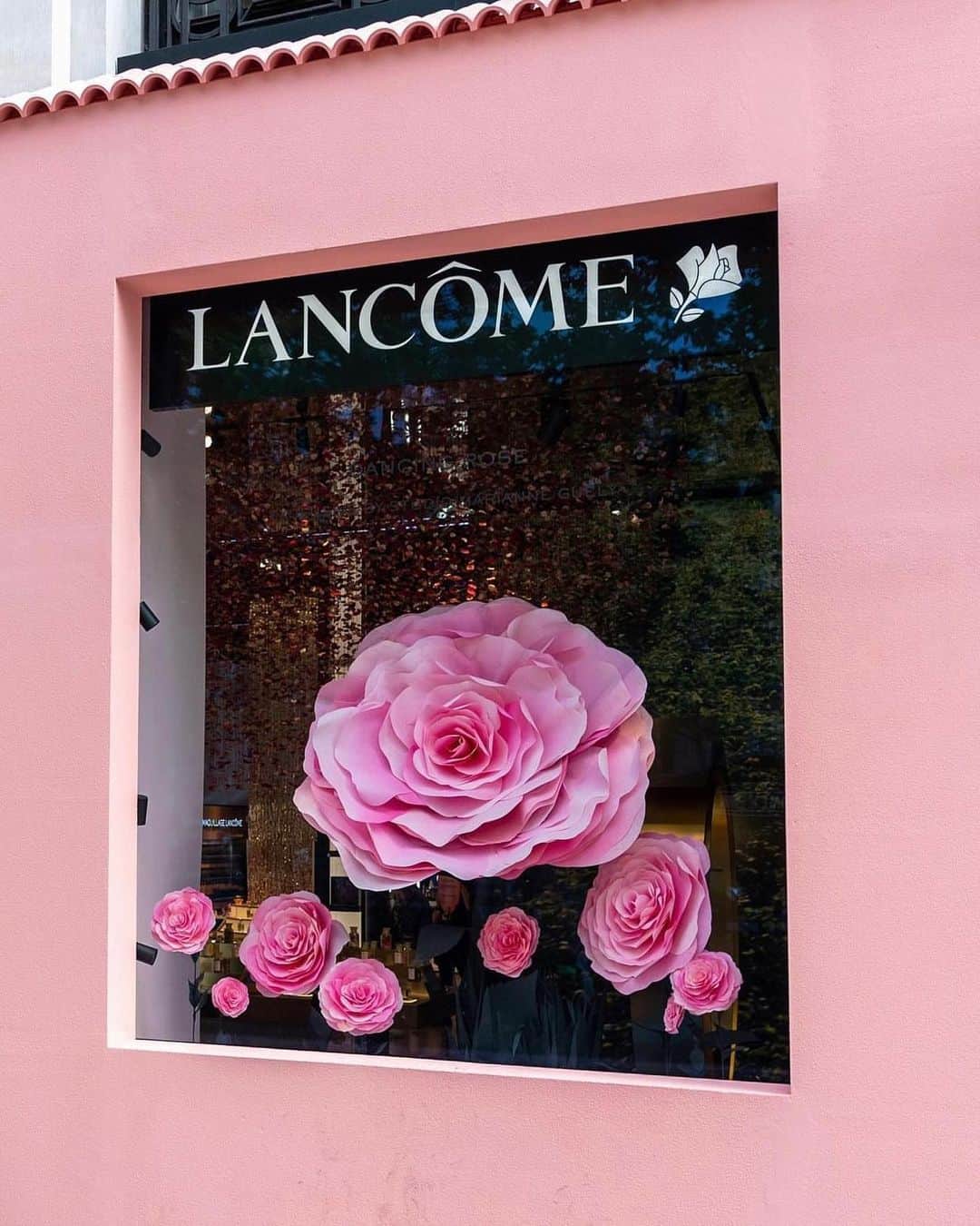 Lancôme Officialさんのインスタグラム写真 - (Lancôme OfficialInstagram)「Pink is taking over Lancôme’s Parisian flagship 💗 Inspired by the original Domaine de la Rose estate located in the South of France, Lancôme’s flagship store dons a pink replica of the Rose House, right in the heart of Paris. Guests are welcome everyday as they are transported into a fascinating pink escape. #Lancome」7月23日 18時19分 - lancomeofficial