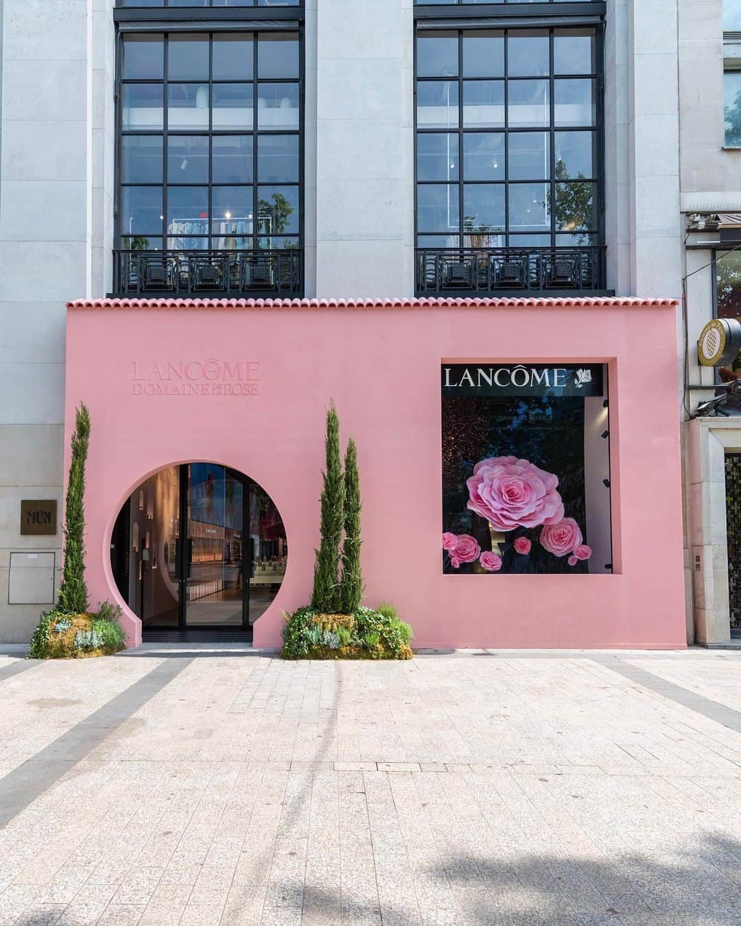Lancôme Officialさんのインスタグラム写真 - (Lancôme OfficialInstagram)「Pink is taking over Lancôme’s Parisian flagship 💗 Inspired by the original Domaine de la Rose estate located in the South of France, Lancôme’s flagship store dons a pink replica of the Rose House, right in the heart of Paris. Guests are welcome everyday as they are transported into a fascinating pink escape. #Lancome」7月23日 18時19分 - lancomeofficial