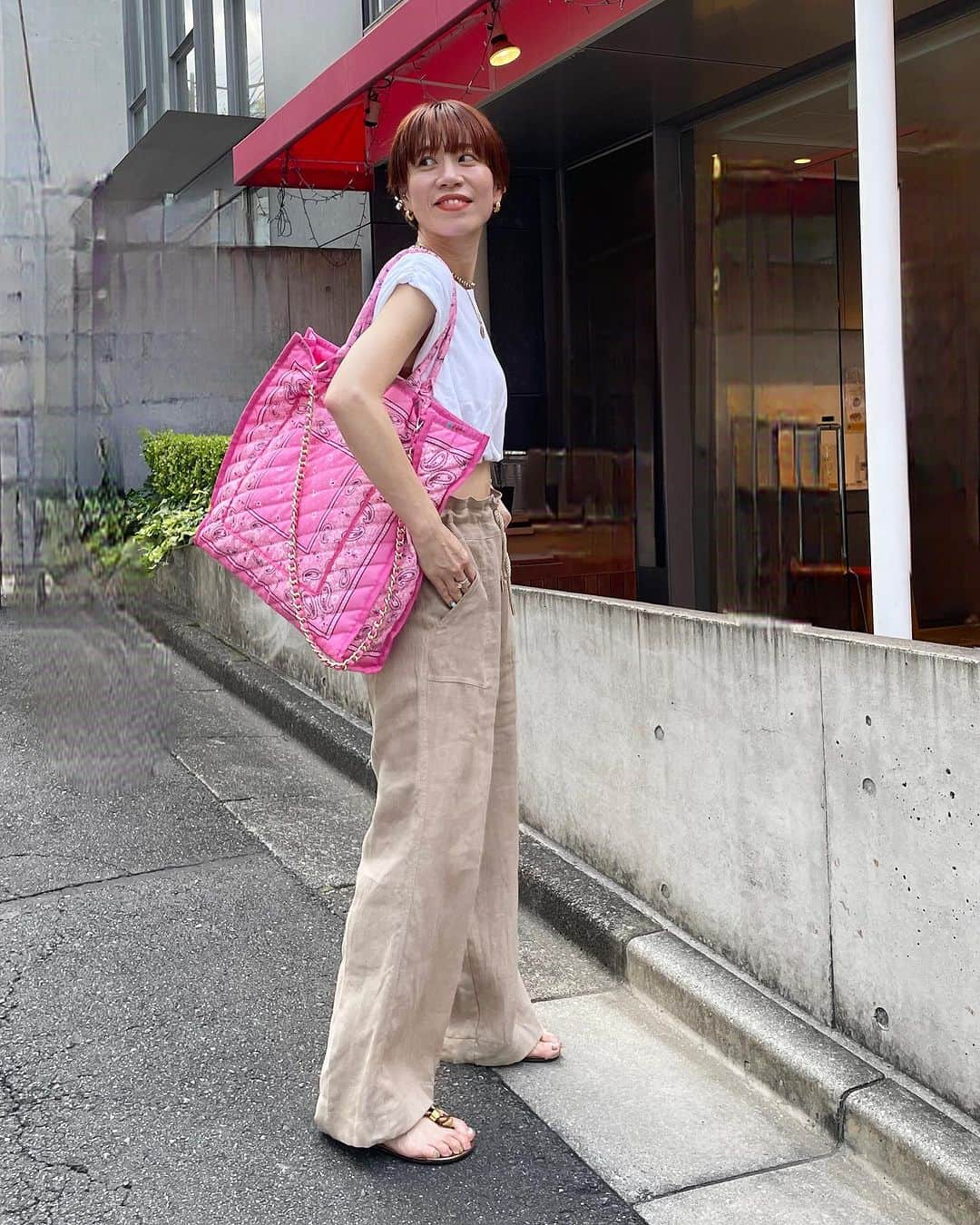 山本あきこさんのインスタグラム写真 - (山本あきこInstagram)「夏バッグなコーデ💗💗  トップス #zara  パンツ　#meyame  バッグ　#lesportsac @lesportsacjapan   夏はちょっと派手目なバッグが持ちたくなるよね🤤🌈  あと最近は大きめなバッグを持つのが気分🫶🫶 　 　 　 @akiko_yamamoto__  📍なぜだかオシャレに見えるアイテムや 　　着こなし術を紹介してます🧒🏼 📍ハイライトからもチェックしてみてね🙌🏻 📍保存して購入の際のご参考に🤟🏻 　 　 #ネットバッグ #ビッグバッグ #a4バッグ #夏コーデ #ザラジョ #ザラ購入品 #レスポートサック #リラックスコーデ #大人カジュアル #40代コーデ #推し活バッグ #なぜおしゃ研究家 #山本あきこ」7月23日 18時29分 - akiko_yamamoto__