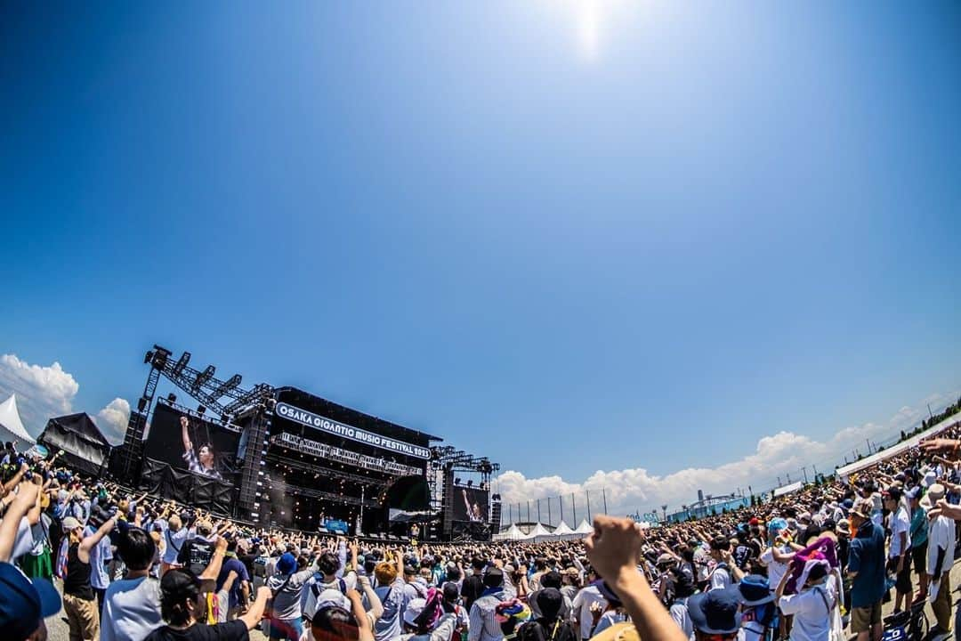 MOCAさんのインスタグラム写真 - (MOCAInstagram)「. . GIGANTIC MUSIC FESTIVAL 2023 2023.7.23 舞洲空の広場 SKYSTAGE  . . 1万人以上の方が 集まってくださったみたいで すごい熱気と盛り上がりで めちゃくちゃ楽しかった㊗️🤘 . おおきに👌🌴🌞 . 11/18（土）は 甲子園に大集合願います🙌 . #ジャイガ #ジャイガ2023  #ベリーグッドマン @giga_osaka  . .」7月23日 18時29分 - moca_berrygoodman