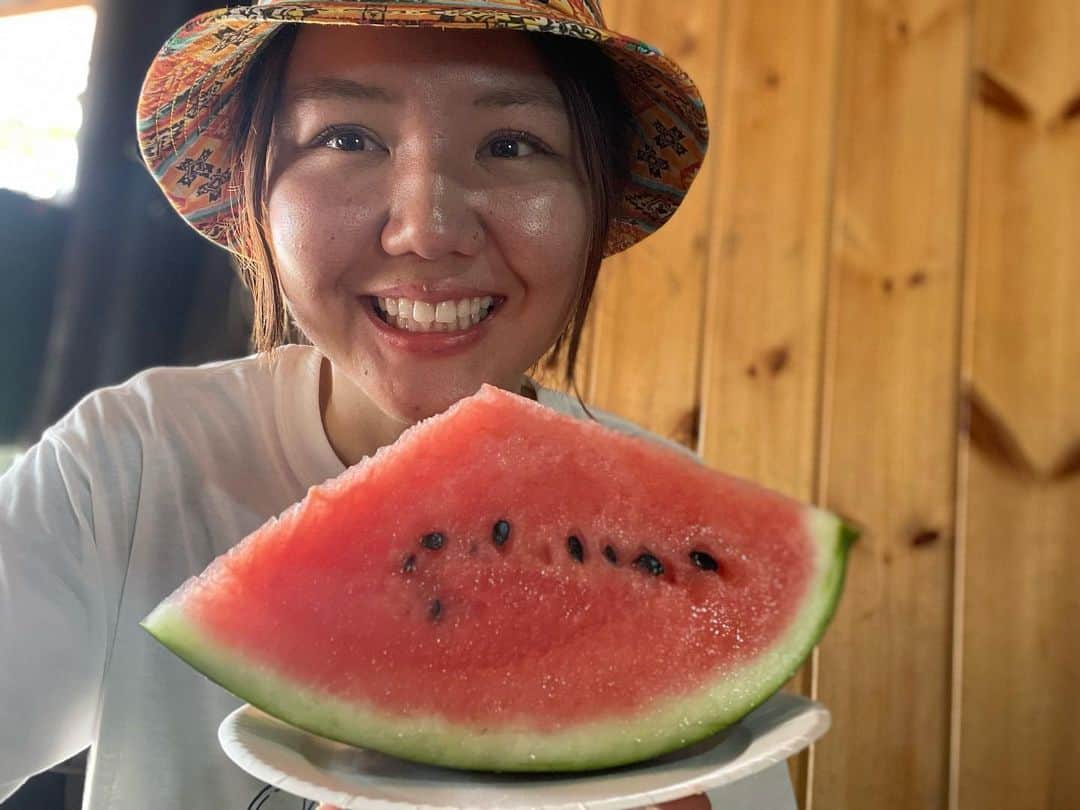 南武果歩のインスタグラム：「合戦小屋で名物スイカ食べました🍉 甘くてシャリシャリでした！ 下山して、扁桃炎🫠1週間ほど天井ばかり眺めてやっとこさ外出たら音が違う！  蝉が沢山孵化していた〜！！！  今日は大暑☀️  皆さんも体調にはお気をつけください🔥  #スイカ#合戦小屋 #燕岳」