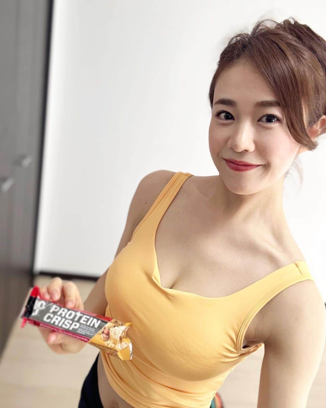 しろまっするのインスタグラム：「･ Living the good life, enjoying each moment 💛  @bsnsupplements のプロテインバーが昔から大好き💗 初めて食べた時感動した(笑)  甘いもの大好きなので、おやつにしたり、トレ後のご褒美にしたり、食後のデザートにしたり🥜  全種類美味しいけど、塩タフィとピーナッツが特に好きです❤︎  冷やして食べるとザクザク感が増して更に美味しいのでオススメです(੭*ˊ꒳​ˋ)੭  #postworkout #morningworkout #homeworkout #morningroutine #家トレ #しろまっする」