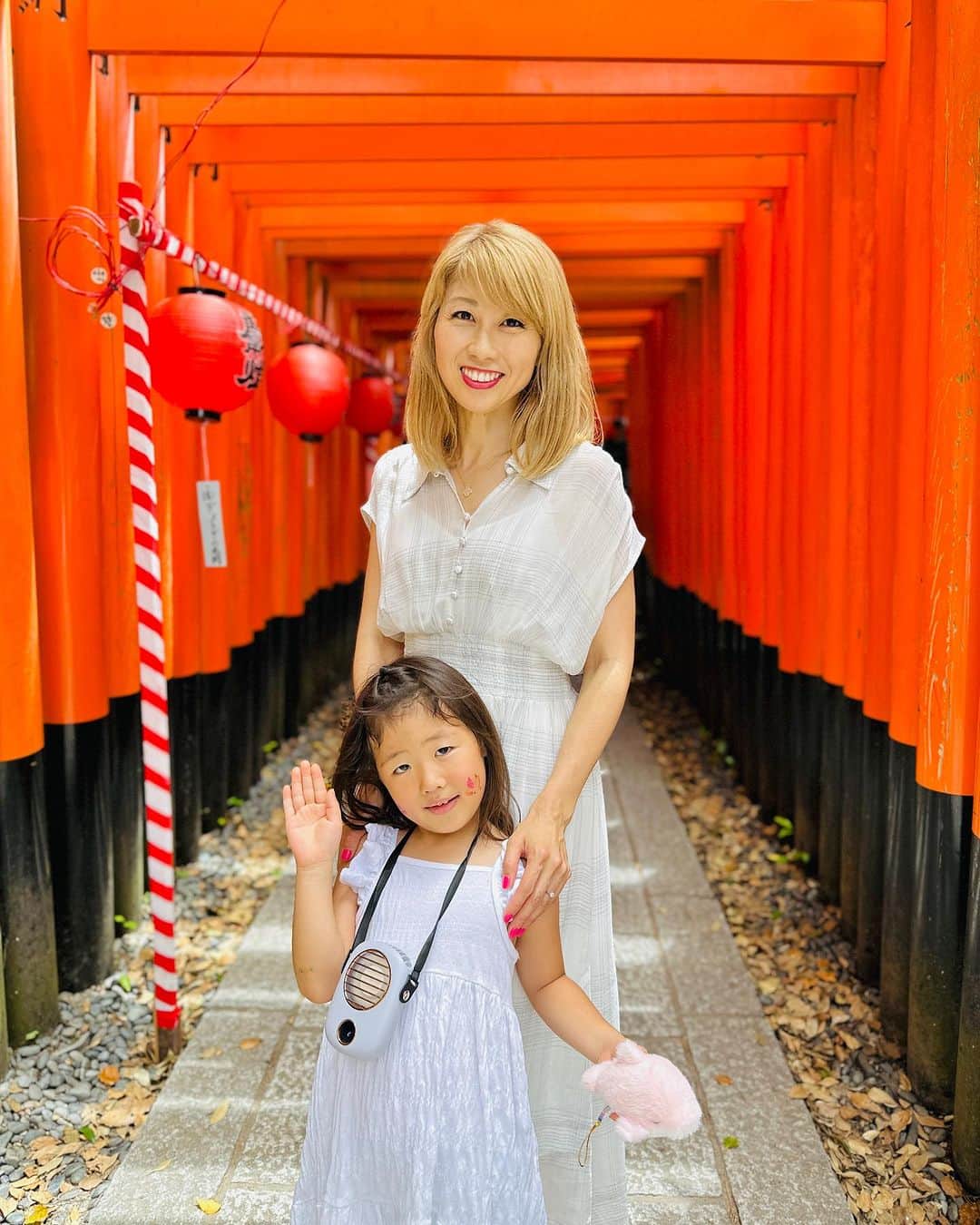 吉田ちかさんのインスタグラム写真 - (吉田ちかInstagram)「Had so much fun visiting Osaka & Kyoto last weekend!  We were busy with events and meetings so we were able to do too much sightseeing, but we did make it out to see the iconic Senbon Torii at Fushimi Inari Shrine.   I’ve always wanted to see this in person!   As with any iconic sightseeing spot though, it was much more crowded than you would think from all the photos, but it was still a sight to see! And OMG I couldn’t believe how many foreign visitors there were! So happy to see everyone coming out to Japan!!  先週末は関西を満喫させていただきました！  イベントや打ち合わせ、お友達に会ったりで忙しくてあまり観光はできませんでしたが、前から気になっていた伏見稲荷大社に行けて大満足！  有名な観光スポットあるある - 実際行くと観光客だらけでしたがw やっと実物を見れてよかった😆しかし、京都の外国人観光客の方の多さにびっくり！！こんなに沢山の方々が世界中から日本に遊びにきてくれていて嬉しいですね！！  他の写真の一言コメント↓ 大阪で @shinsaku_samurai さんに素敵なお店を紹介してもらった😆 @sumikappo.hirac  📸京都のKittyちゃんに興奮するプリン 📸イラストレーターの @amami_illust_kyoto さんと夜中の打ち合わせ 📸Ace Hotelの中庭が素敵だった✨ 📸京都水族館が最高によかった👍 📸鉄道博物館もめっちゃオススメ🚃  📸クローバーも色々とわかるようになってきて、旅を楽しみ始めている様子 (より大変になったけどw）  Posted from Cebu🇵🇭 フィリピンの様子もシェアしますね！」7月23日 18時27分 - bilingirl_chika