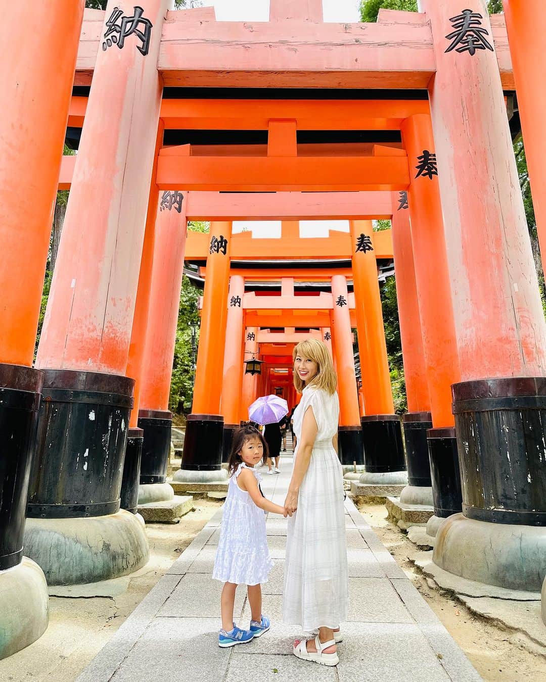 吉田ちかのインスタグラム：「Had so much fun visiting Osaka & Kyoto last weekend!  We were busy with events and meetings so we were able to do too much sightseeing, but we did make it out to see the iconic Senbon Torii at Fushimi Inari Shrine.   I’ve always wanted to see this in person!   As with any iconic sightseeing spot though, it was much more crowded than you would think from all the photos, but it was still a sight to see! And OMG I couldn’t believe how many foreign visitors there were! So happy to see everyone coming out to Japan!!  先週末は関西を満喫させていただきました！  イベントや打ち合わせ、お友達に会ったりで忙しくてあまり観光はできませんでしたが、前から気になっていた伏見稲荷大社に行けて大満足！  有名な観光スポットあるある - 実際行くと観光客だらけでしたがw やっと実物を見れてよかった😆しかし、京都の外国人観光客の方の多さにびっくり！！こんなに沢山の方々が世界中から日本に遊びにきてくれていて嬉しいですね！！  他の写真の一言コメント↓ 大阪で @shinsaku_samurai さんに素敵なお店を紹介してもらった😆 @sumikappo.hirac  📸京都のKittyちゃんに興奮するプリン 📸イラストレーターの @amami_illust_kyoto さんと夜中の打ち合わせ 📸Ace Hotelの中庭が素敵だった✨ 📸京都水族館が最高によかった👍 📸鉄道博物館もめっちゃオススメ🚃  📸クローバーも色々とわかるようになってきて、旅を楽しみ始めている様子 (より大変になったけどw）  Posted from Cebu🇵🇭 フィリピンの様子もシェアしますね！」
