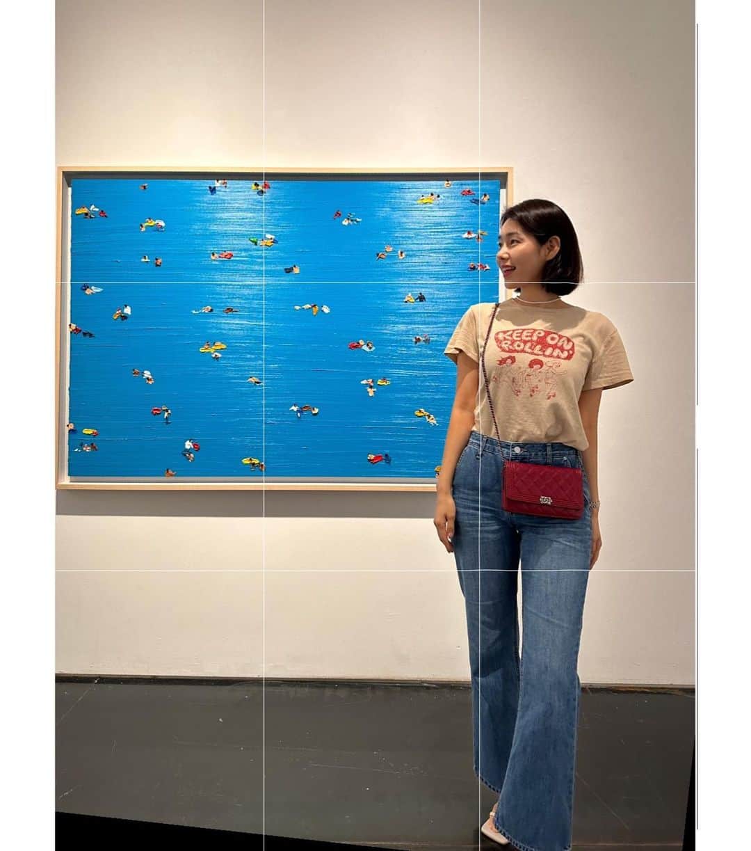 パク・タミのインスタグラム：「- 이상원 작가님의 전시 < _________, 마주한 바다>보러, 정말 오랜만에 간 홍대. 설레이는 마음으로 팔짝팔짝 뛰었나보죠? 제가? 주하가 팔을 당기더니, '엄마 좀.. ' '왜? 엄마 얌전하게 다니라구?' '네...'    비가 와 습하고 후덥지근한 날씨에 걷는것만으로도 지치긴 하더라구요. 나는 그냥 홍대가 설레었을뿐인데.. (주하야 미안~ ㅋㅋ) 그러나 그 설레임은 너무 잠시.. 카페도 어디가 어딘지 모르겠고.. 겨우 찾은 카페에서도, 우리 무리는 그냥 너무 아줌마들? ㅎㅎ 누가 뭐라 하지도 않았는데..  스스로 눈치보여 20분도 못앉아있다 나왔다는 슬픈 이야기.  비록 홍대 적응은 실패였지만, 이상원 작가님의 전시는, 눈도 공기도 마음도 시원해지는 그 자체였어요.  서울 전시는 8월5일(토) 까지라고 해요~ 누군가가 마주한 바다. 또 마주할 바다^^」