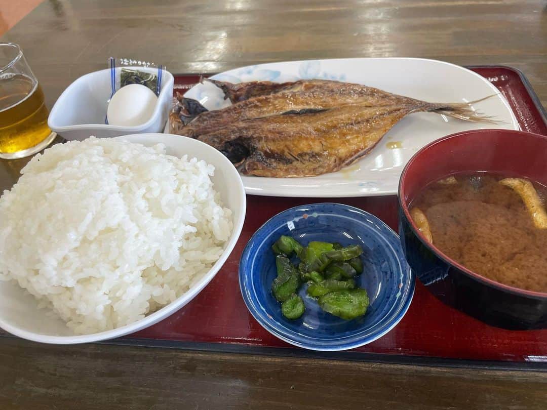 濱田将充のインスタグラム：「四日市 ヒモノ食堂 アジ定食 諏訪サロン アイスコーヒー 立呑 レバー炒め サービスでもらった辛いやつ  鈴鹿 参道 エビピラフ  神戸 珈琲トキ アイスコーヒー 手打ちうどんときわ カレーうどん 茶房ジャヴァ アイスコーヒー どん底(写真NG)オーレ  #ツアー飯」