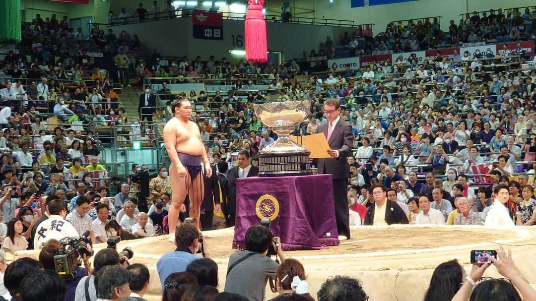 河野太郎さんのインスタグラム写真 - (河野太郎Instagram)「名古屋場所の千秋楽、豊昇龍関、優勝おめでとうございます。40kgあると聞いていたのでコルセット締めていきました。」7月23日 18時31分 - konotarogomame