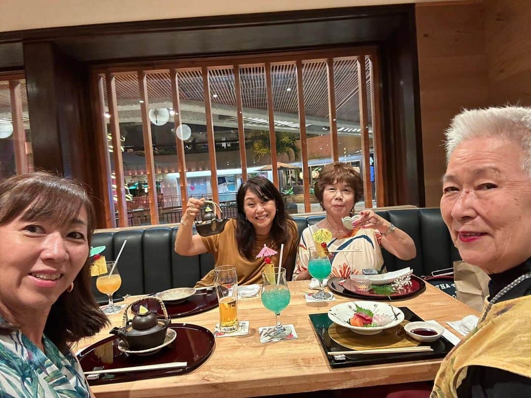飯島寛子さんのインスタグラム写真 - (飯島寛子Instagram)「Give thanks to tomboy princess Kazuko!! 贅沢な至福の時間‥。 お転婆プリンセスかづこさんがHappy な風を運んでくださいました。 母まで招待してくださり、愛情たっぷりありがとうございました。 思い出してはうふふー #ハワイライフ」7月23日 18時34分 - hirokoiijima