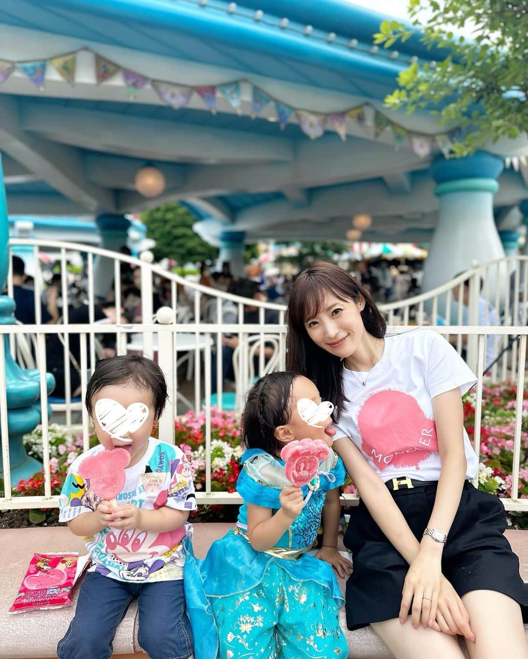 小林真由のインスタグラム：「夏休みスタート🌻 早速ディズニーへ〜 この写真撮った数秒後、息子がそのままアイスを下に落として大号泣、子供あるある😂 ⁡ ⁡ NYでアラジンを見て以来アラジンにハマり、シルクドソレイユ見てはサカースにはまり、劇団四季のアナ雪はあまりはまらず、しまじろうはあまり知らないはずなのにしまじろうコンサートではまり、ディズニーオンアイスでもアラジンに感激し.. 映画も見たりエンタメ寄りな1ヶ月でした🎞️ 子供のおかげで親も楽しい！ ⁡ ⁡ 最後は、1年くらい？前から予約してた高円寺のHoly townに泊まった写真。このUFOキャッチャー私が楽しみすぎてずっとやってた。 翌日家にUFO届きました、パパありがとう👨😂 ⁡ ⁡ ⁡ 気づけば家でも外でもジャスミン着すぎで洗う暇がない。笑 他のプリンセスもたまには来て欲しいよ🥹 ⁡ ⁡ #ファッション #コーデ #ママコーデ #女の子ママ #男の子ママ #ママライフ #コーディネート #４歳 #２歳 #二人育児 #dinner #ディズニーランド #ディズニーオンアイス #holytown #ホーリータウン #夏休み」